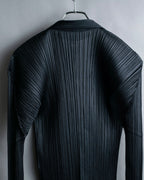 "PLEATS PLEASE ISSEY MIYAKE"
Features sleeve open collar blouse
