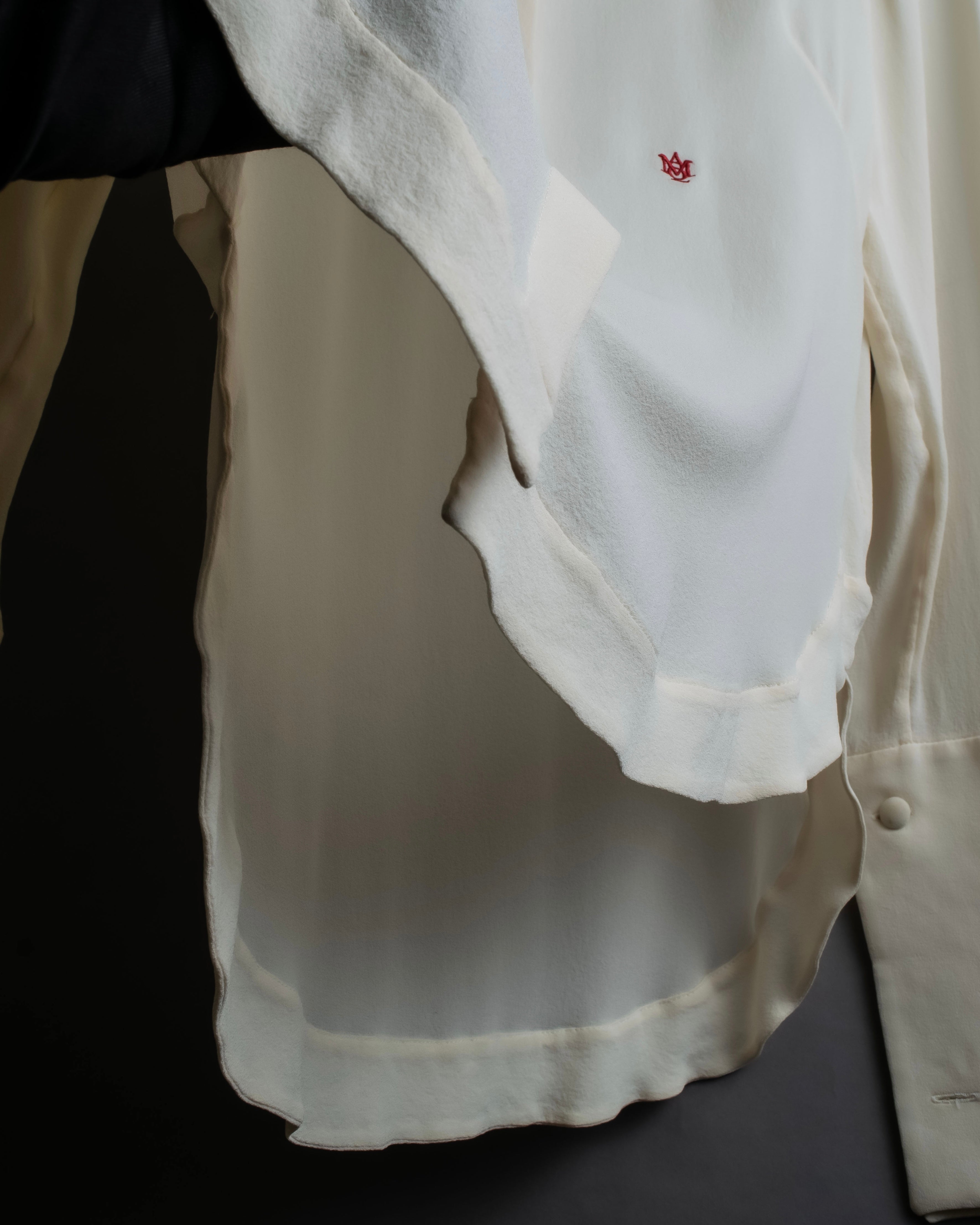 Camisa de seda con bordado en forma de logotipo "Alexandar McQueen" sin cuello