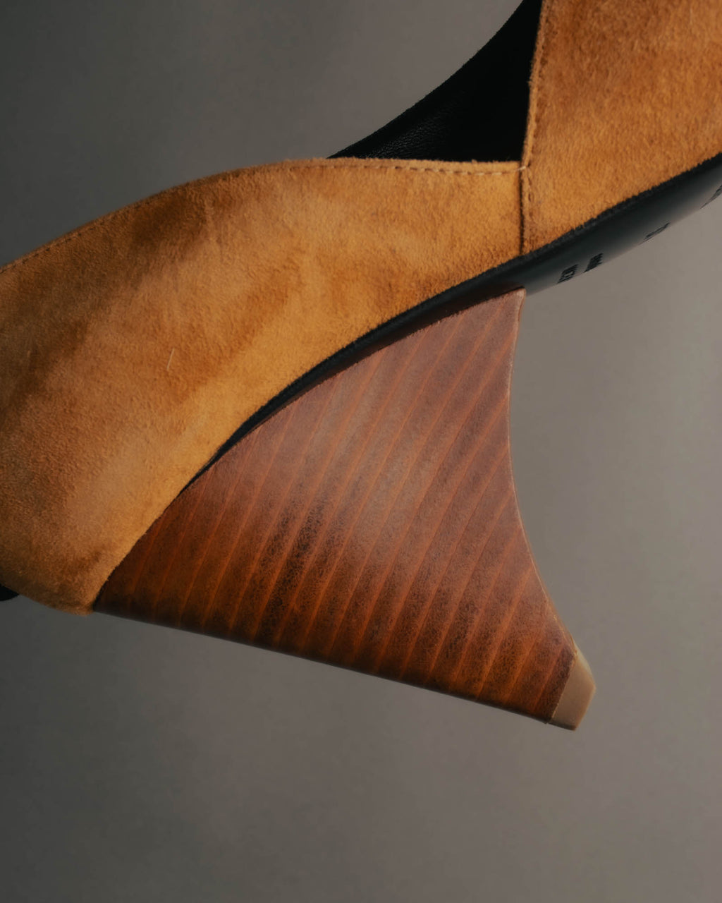 "Hermès" 90's-00's Sculptural suede pointed-toe pumps