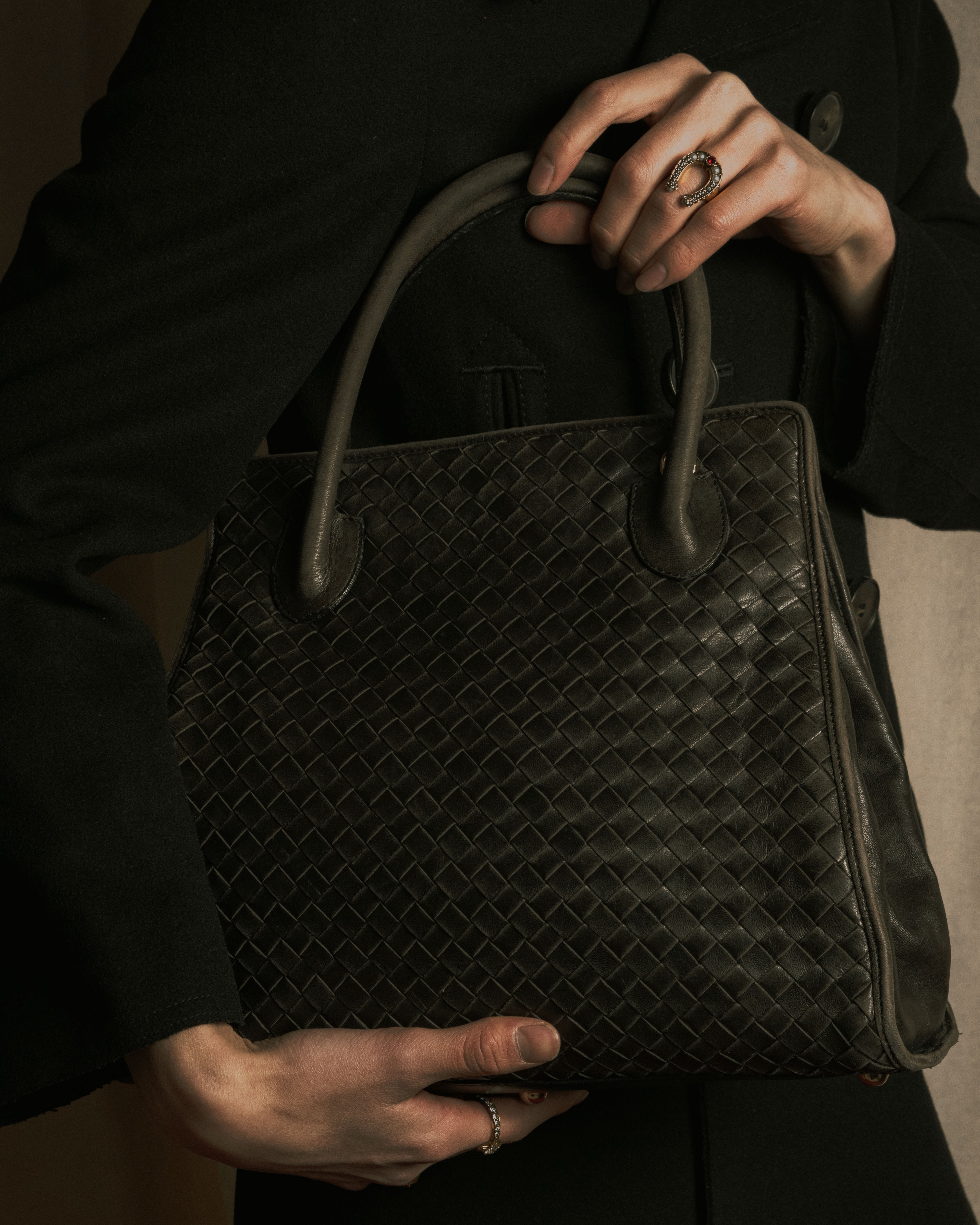 –SPECIAL– "BOTTEGA VENETA"
90’s-00’s intrecciato trapezoid handle bag