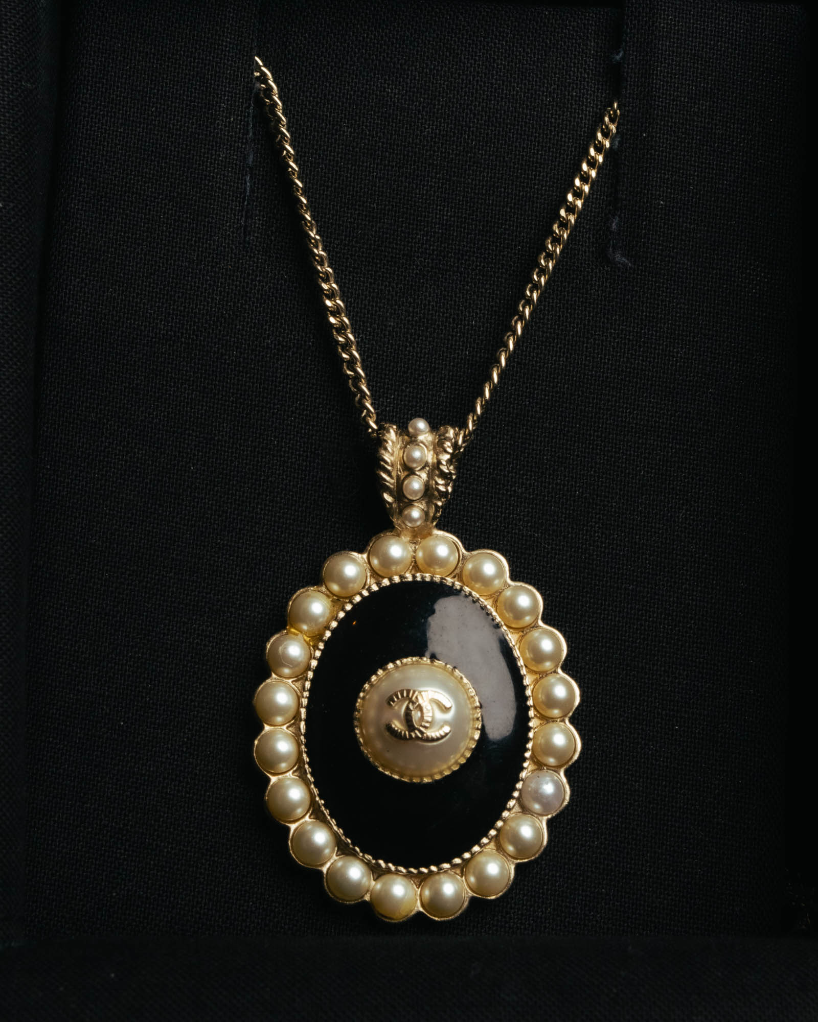 -SPECIAL- “CHANEL” 2017 Cruise Collection Pearl trimmed black pendant necklace