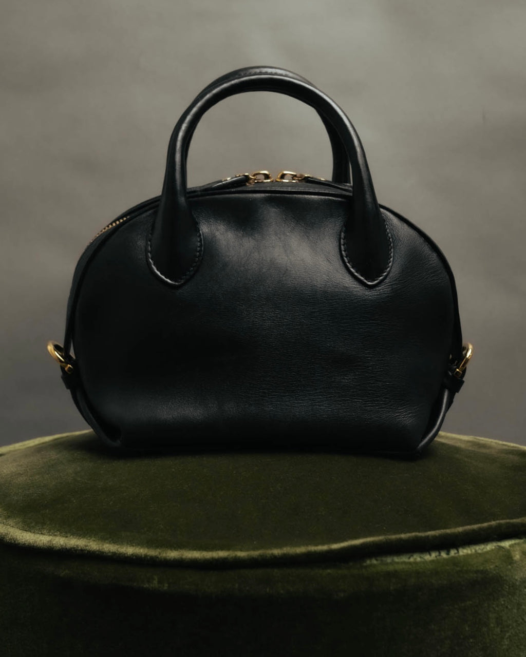 –SPECIAL– “Salvatore Ferragamo“ 00’s-10’s Black leather dome handbag