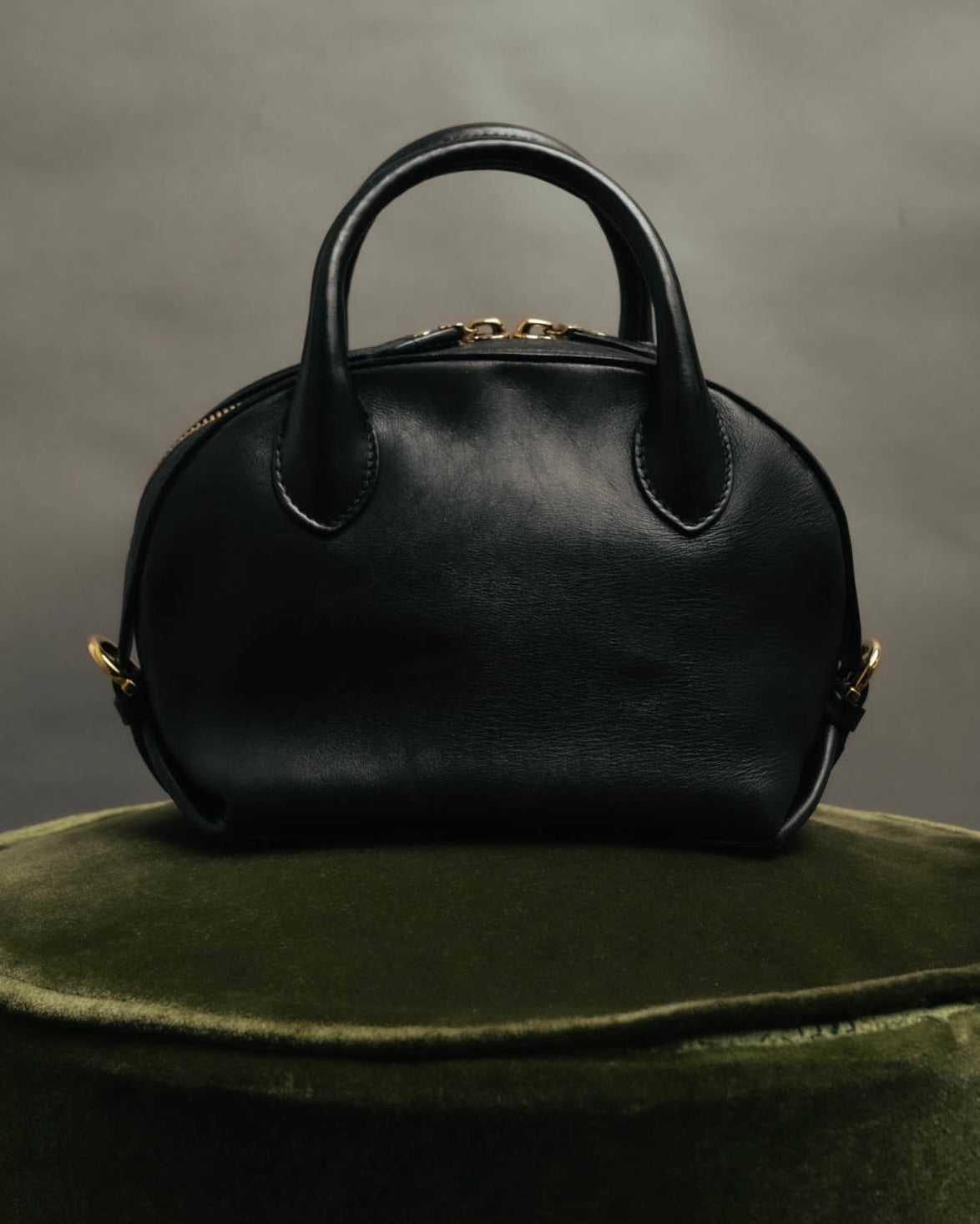 –SPECIAL– “Salvatore Ferragamo“ 00’s-10’s Black leather dome handbag