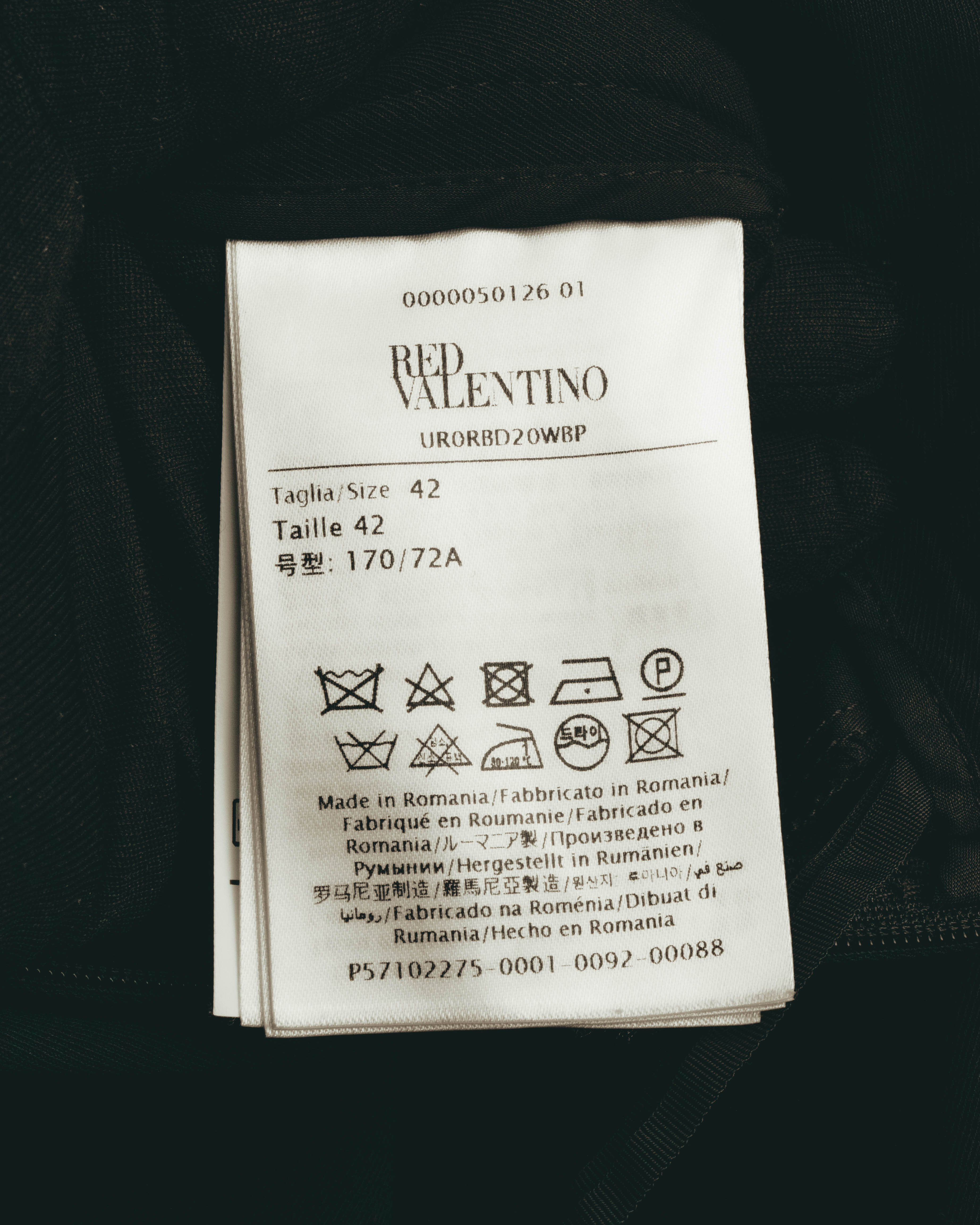 REDValentinoのブランド表記、IT42のサイズ表記、ルーマニア製表記を確認できる品質表示タグのカット。