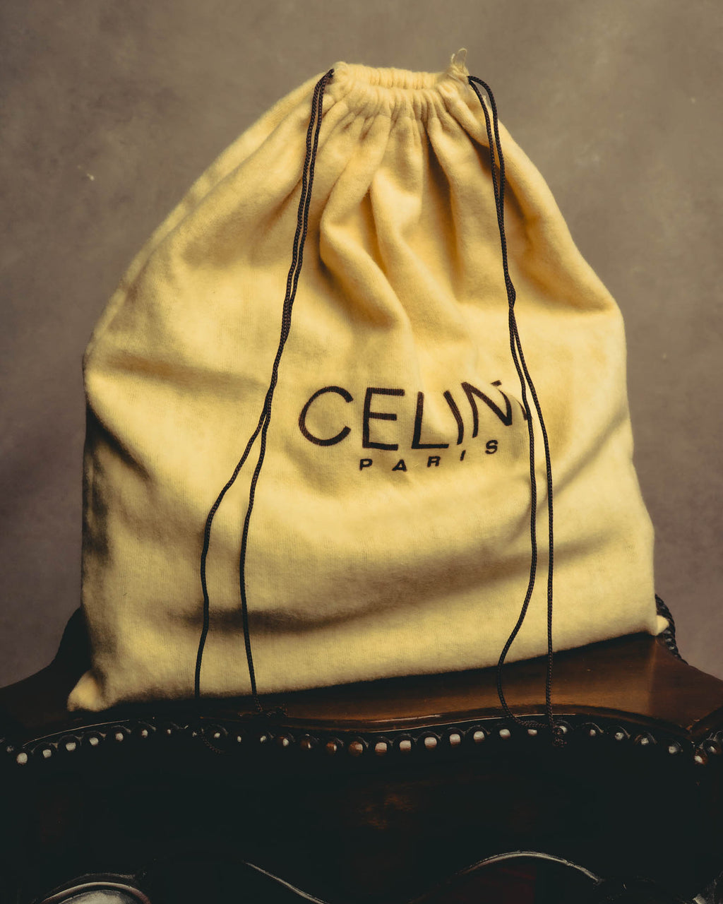 CELINE PARISのロゴが入った、ドローストリング仕様の付属巾着。バッグ本体とともに写した付属品のカットです。