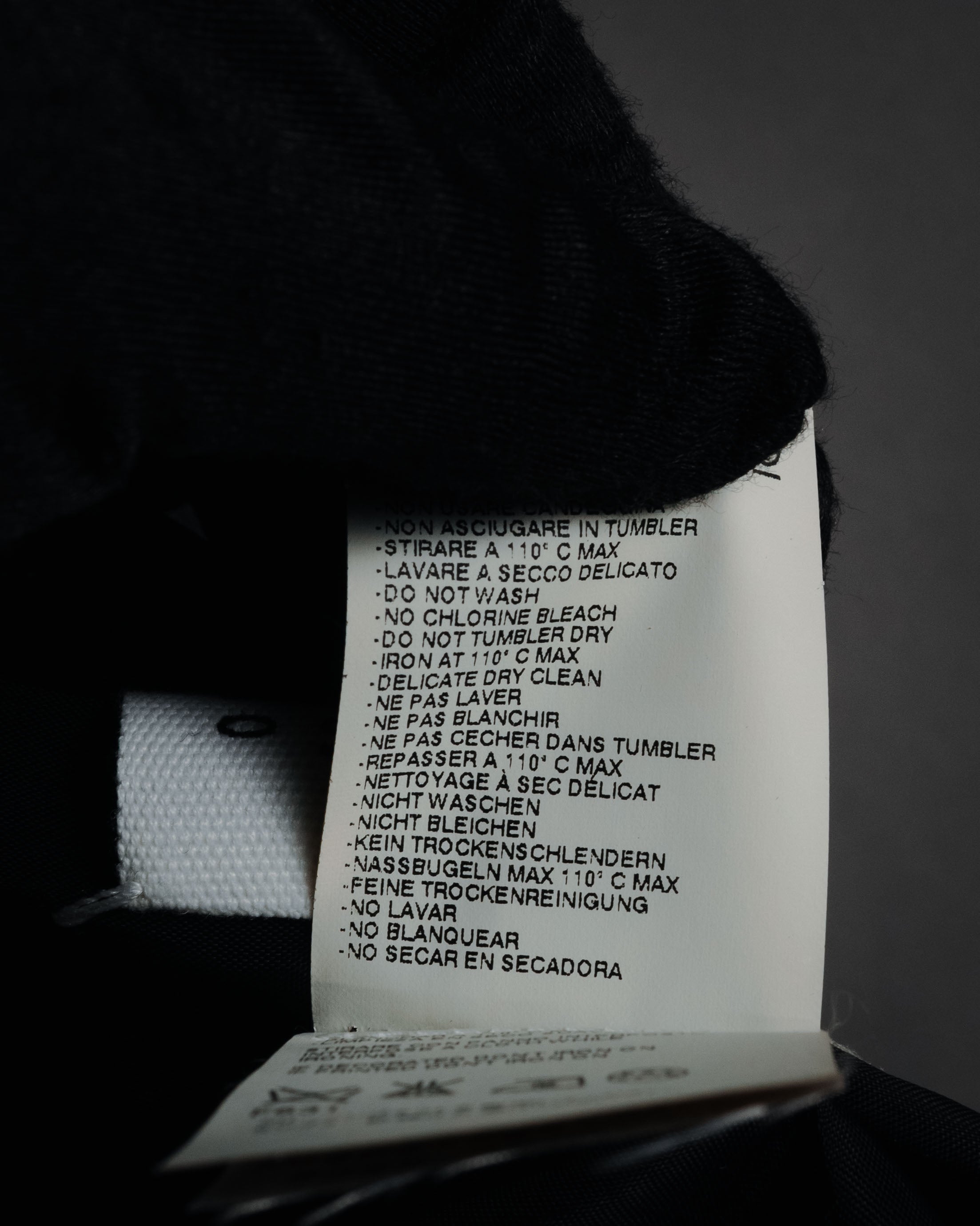 –SPECIAL– "Maison Martin Margiela"
2011 Replica denim smoking vest