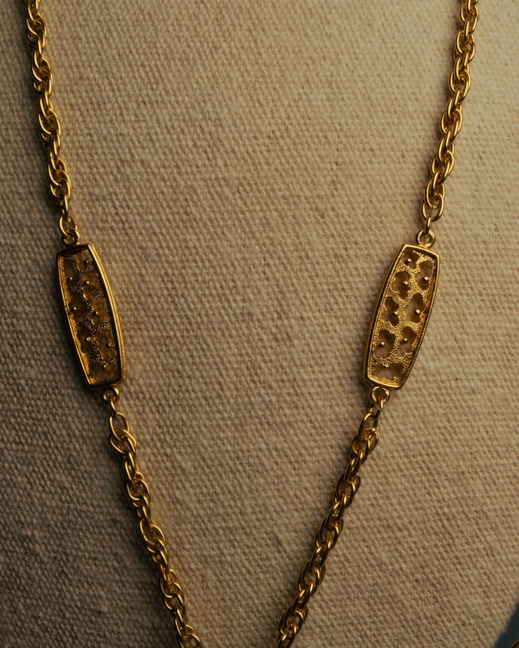 "TRIFARI" 50's-60's Ornate gold tone pendant necklace