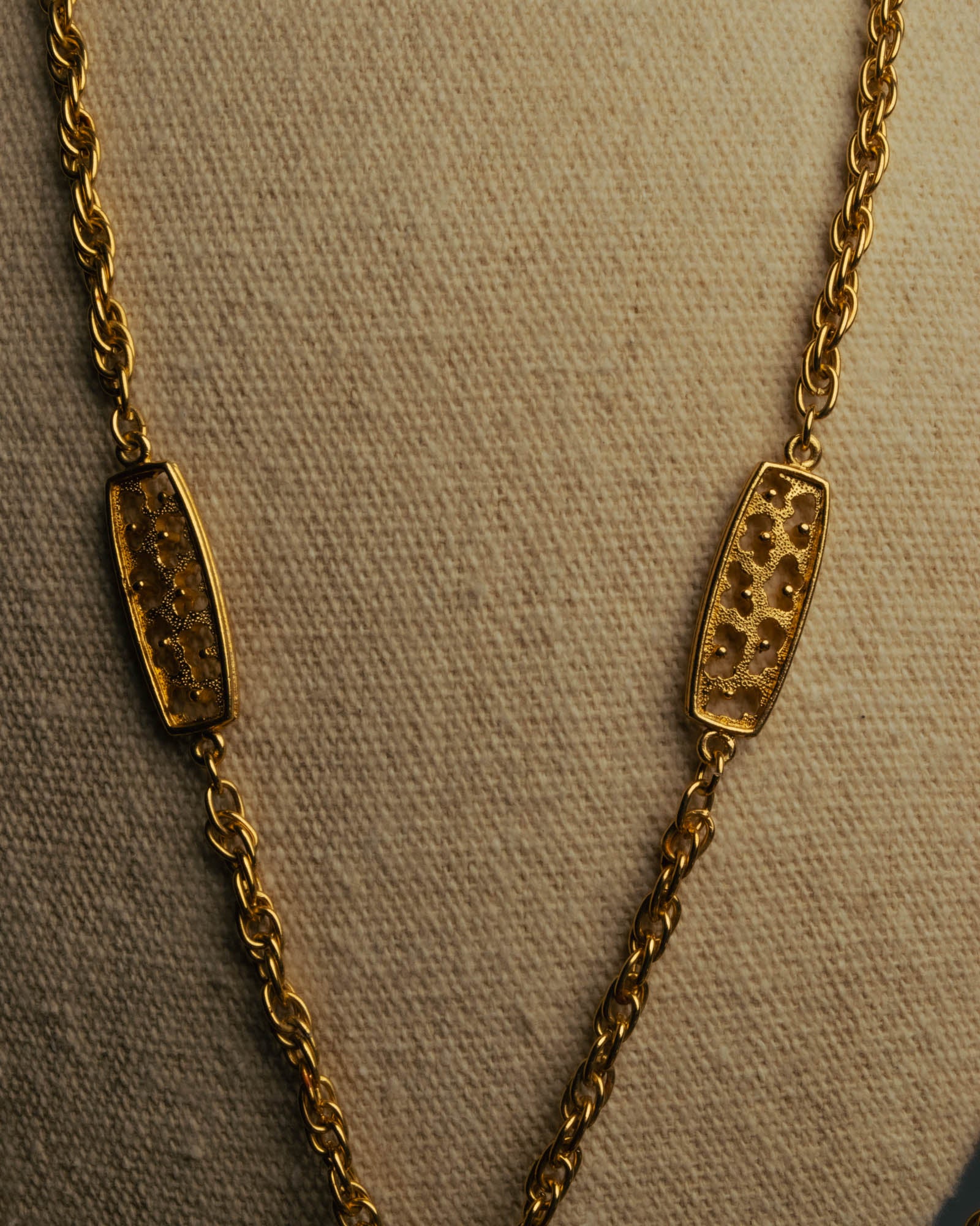 "TRIFARI" 50's-60's Ornate gold tone pendant necklace