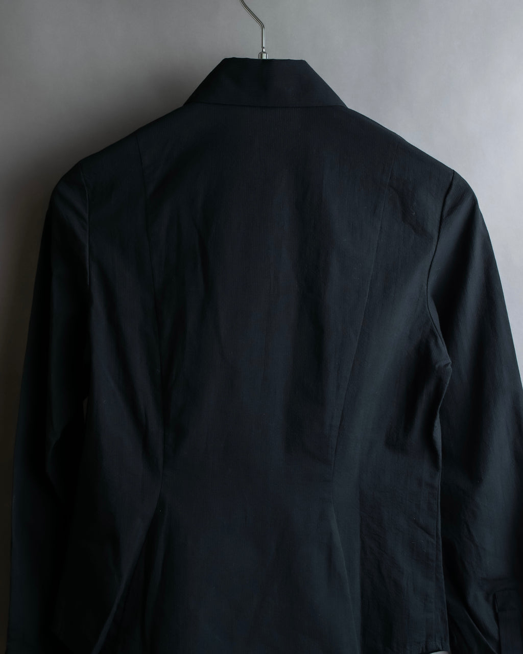 "Vivienne Westwood RED LABEL"
 Front button cutting design shirt