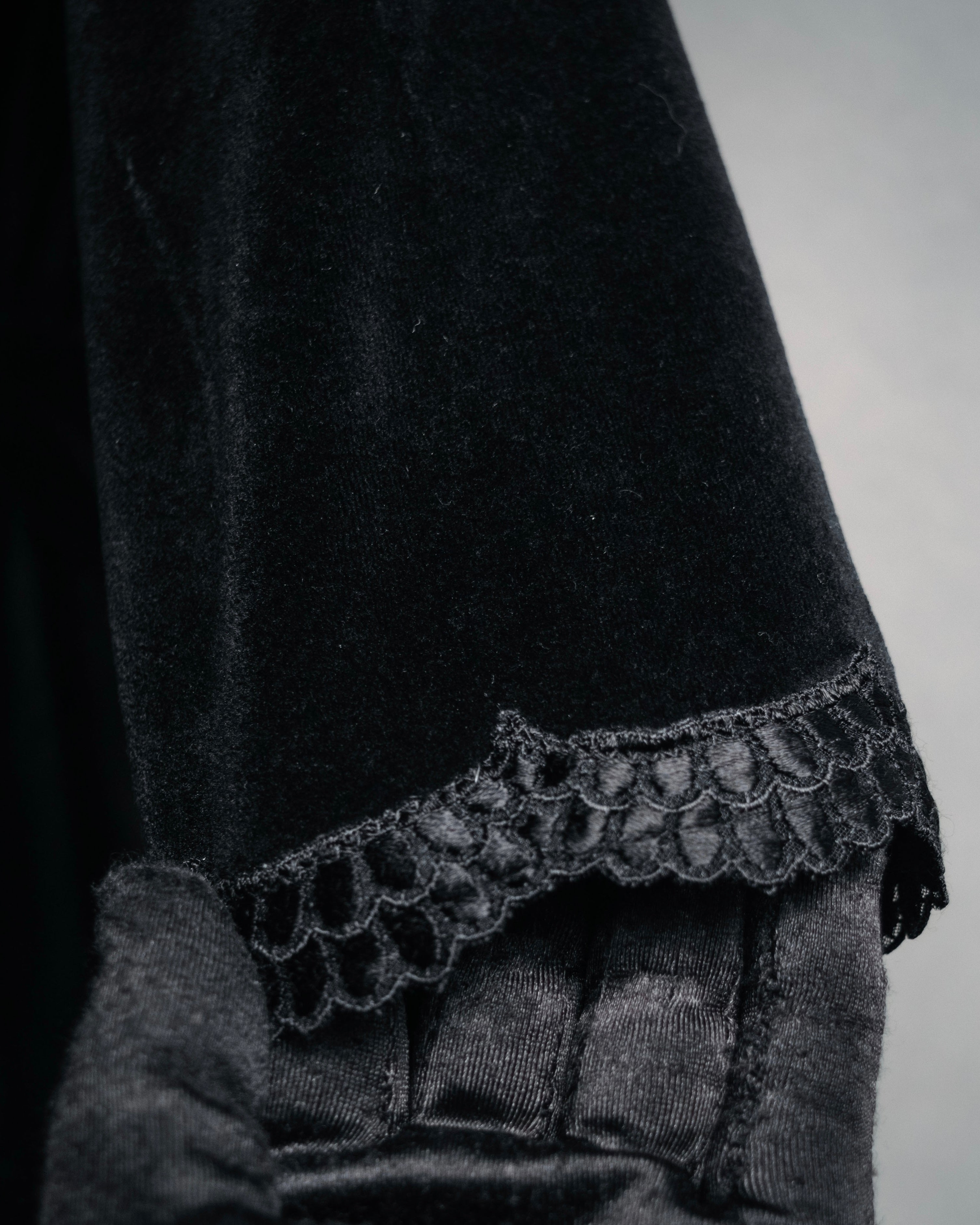 –SPECIAL– “Christian Dior”
80’s-90’s Velour lace trimmed robe coat