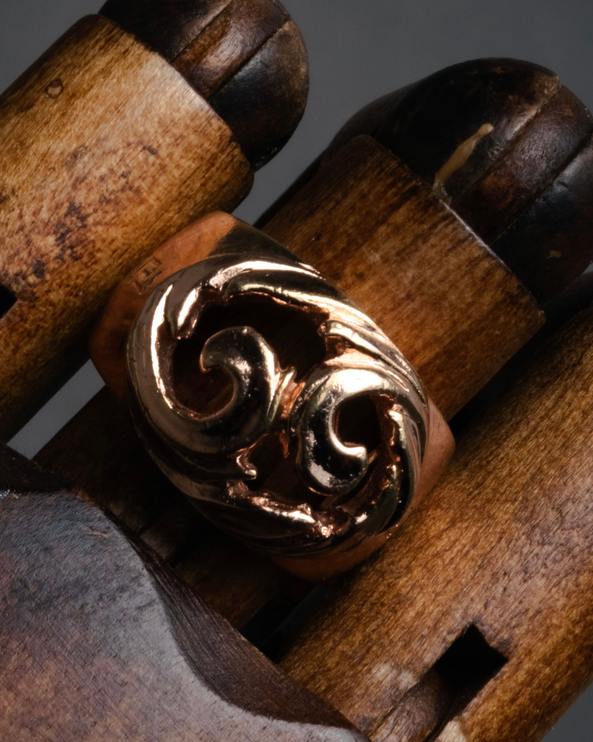 “GIANNI VERSACE” 1985-1995 Baroque scroll gold ring