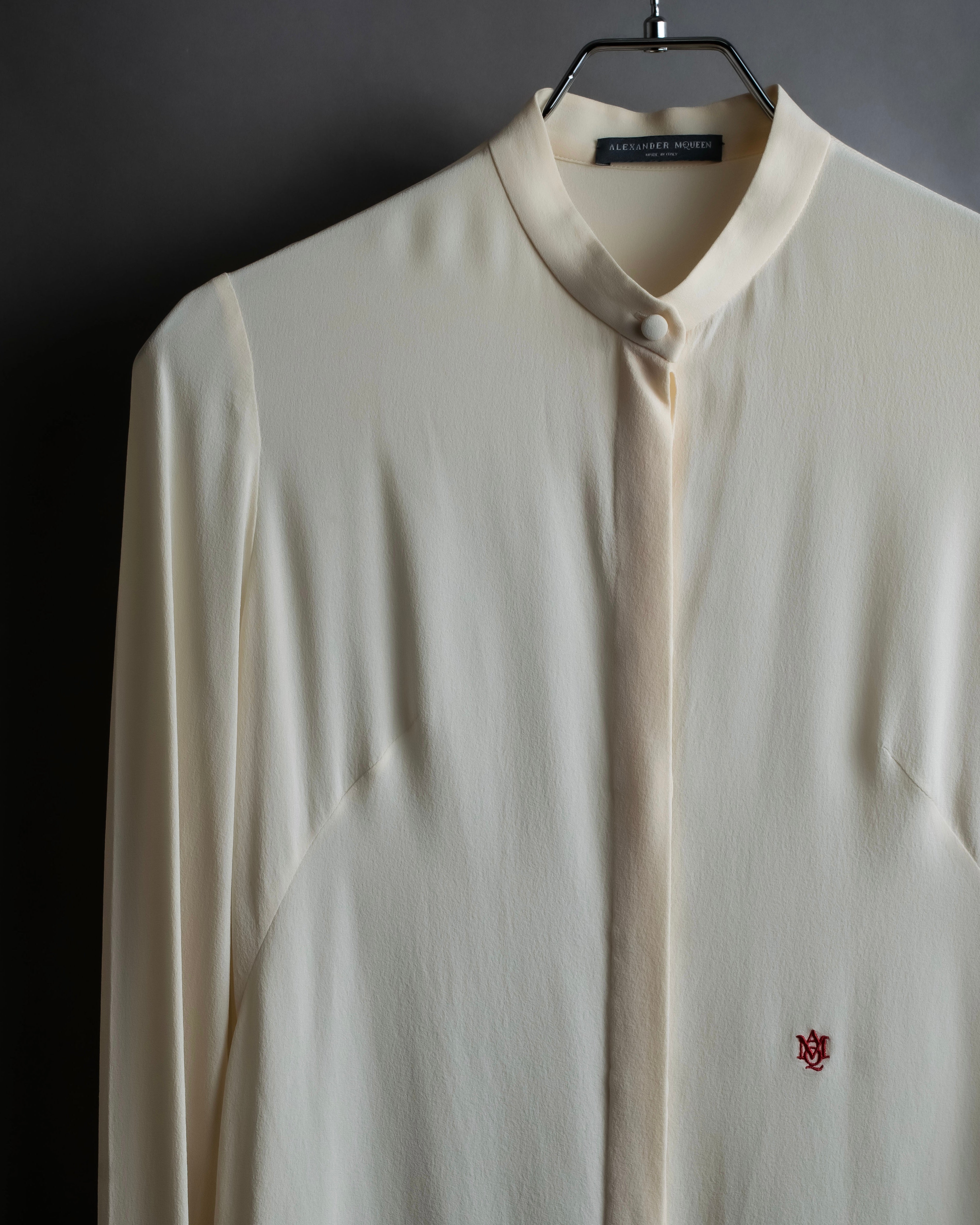 Camisa de seda con bordado en forma de logotipo "Alexandar McQueen" sin cuello