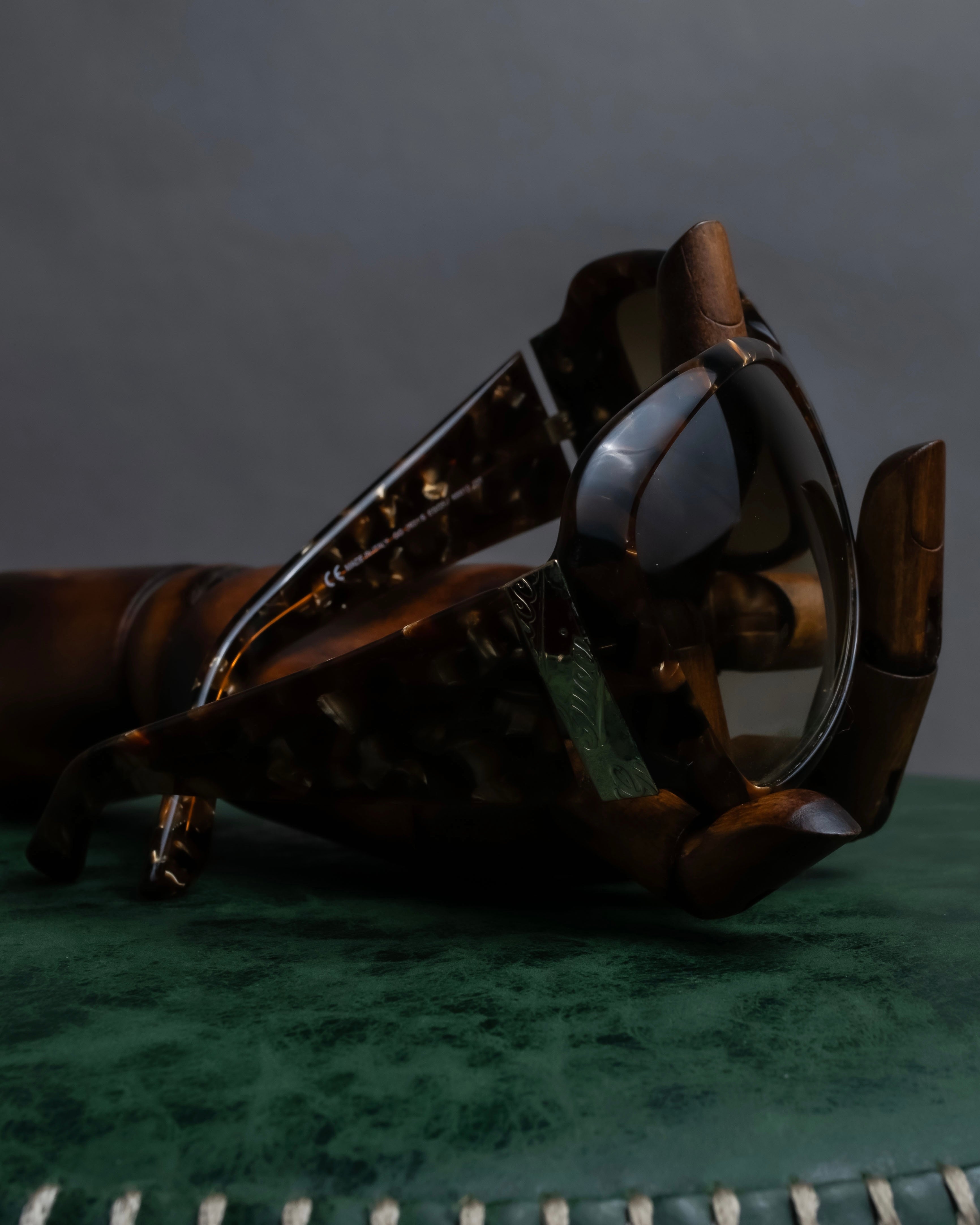 "GUCCI" Tortoiseshell butterfly frame sunglasses