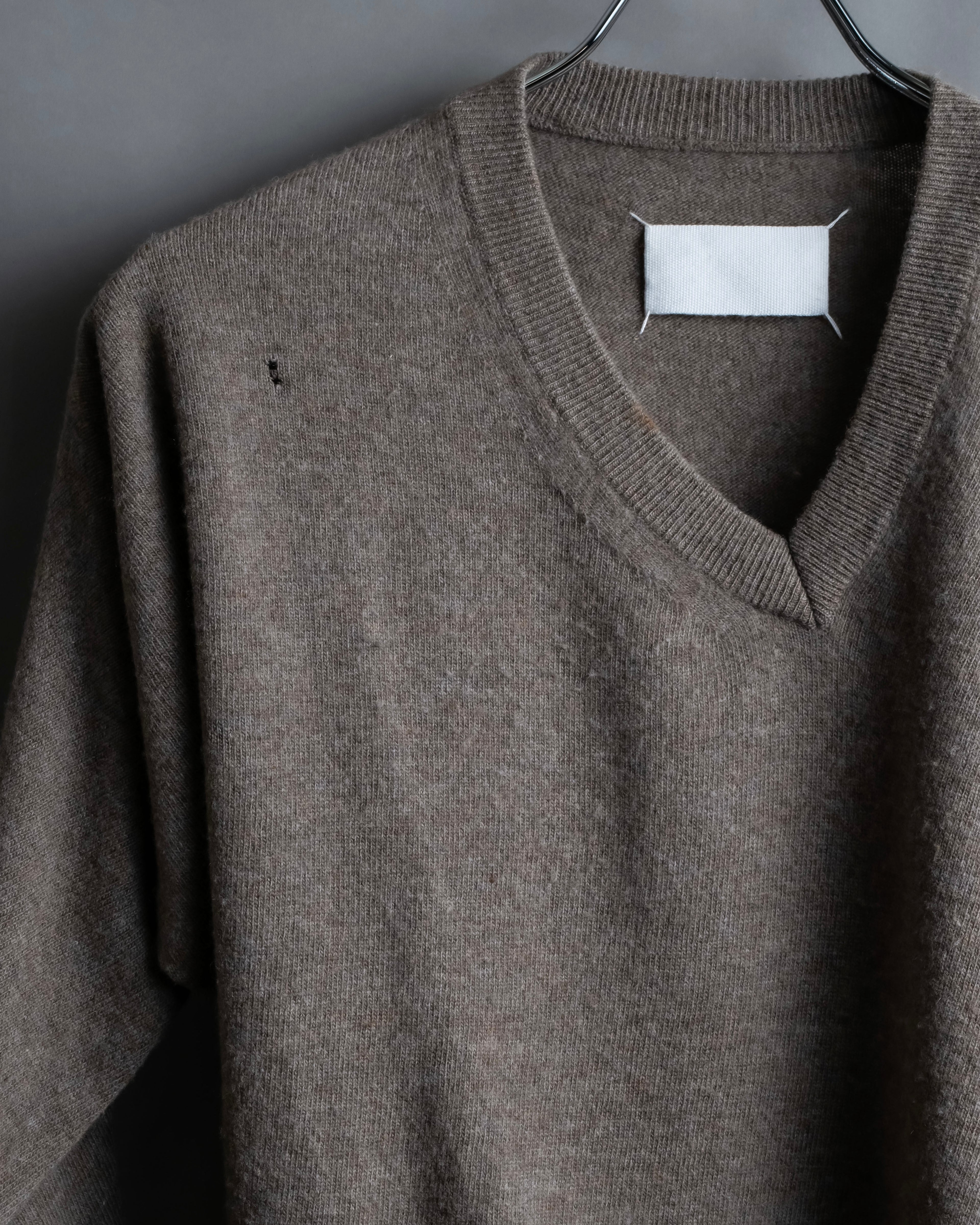 "MAISON MARGIELA 2005's AW " Twisted detail V-neck knit