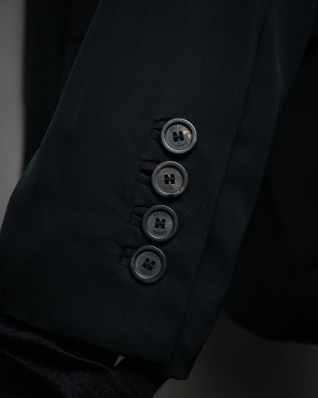 “GUCCI” Early 2000s satin peak lapel tailored jacket