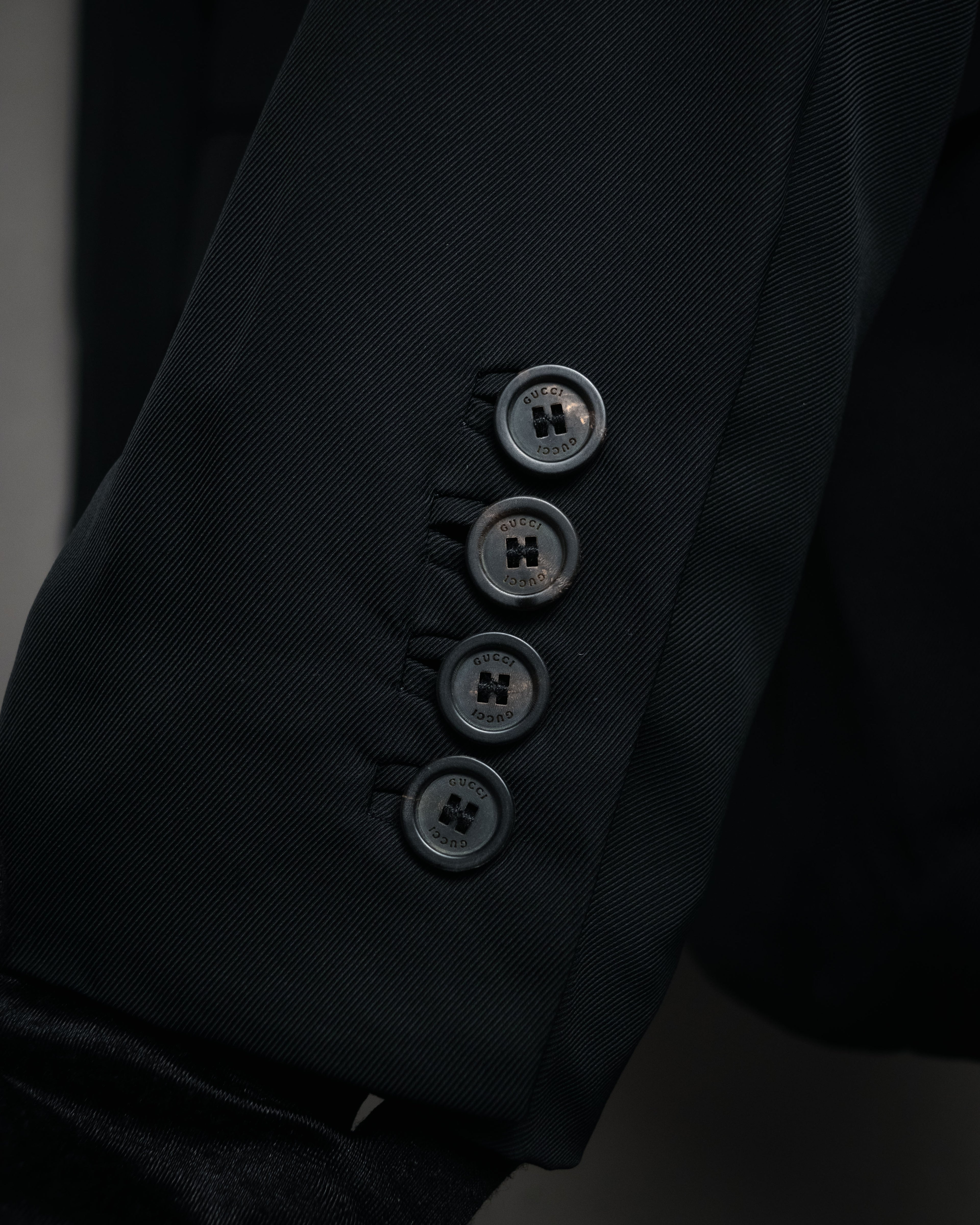 “GUCCI” Early 2000s satin peak lapel tailored jacket