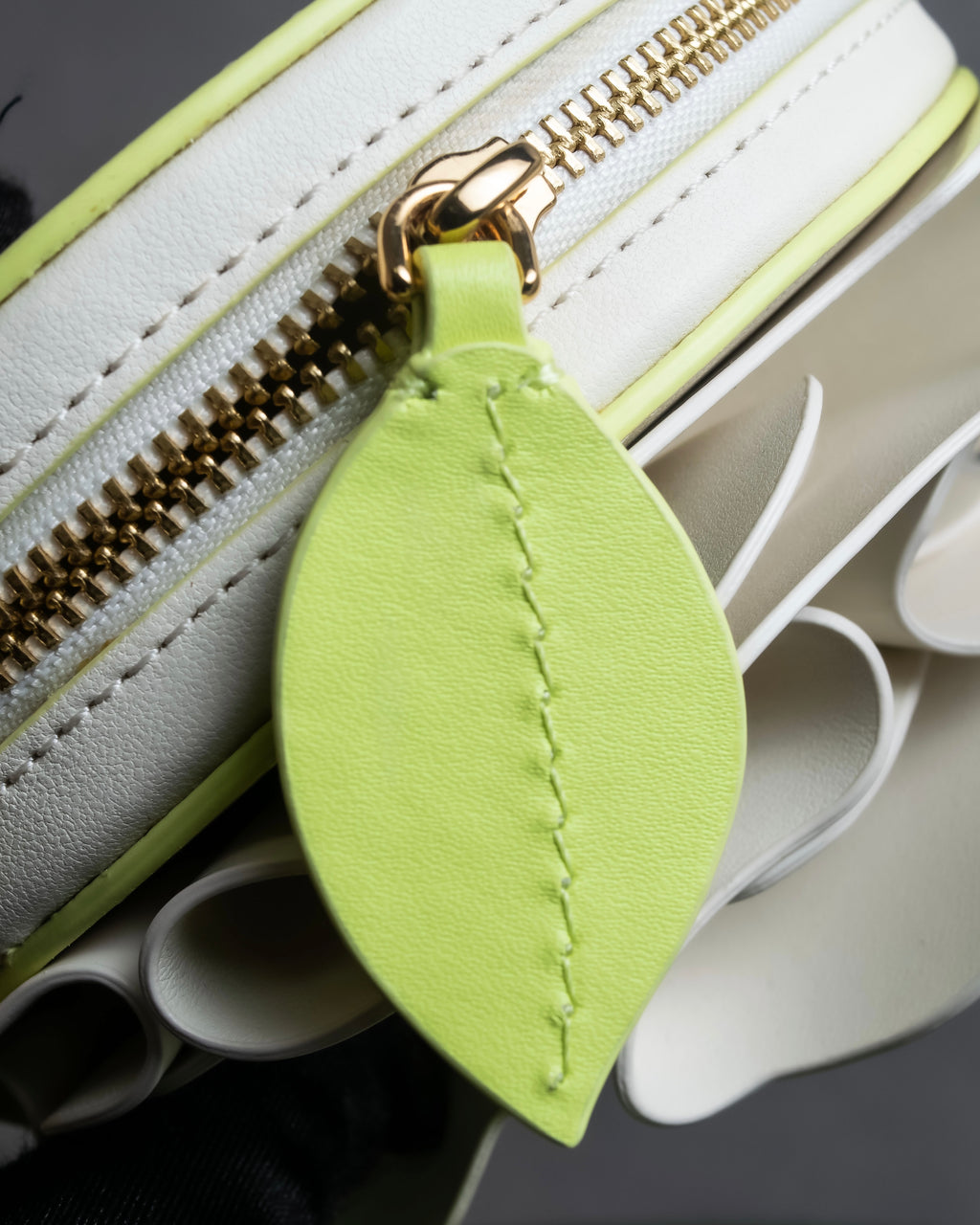 "Kate Spade" 3D rose design round hand bag