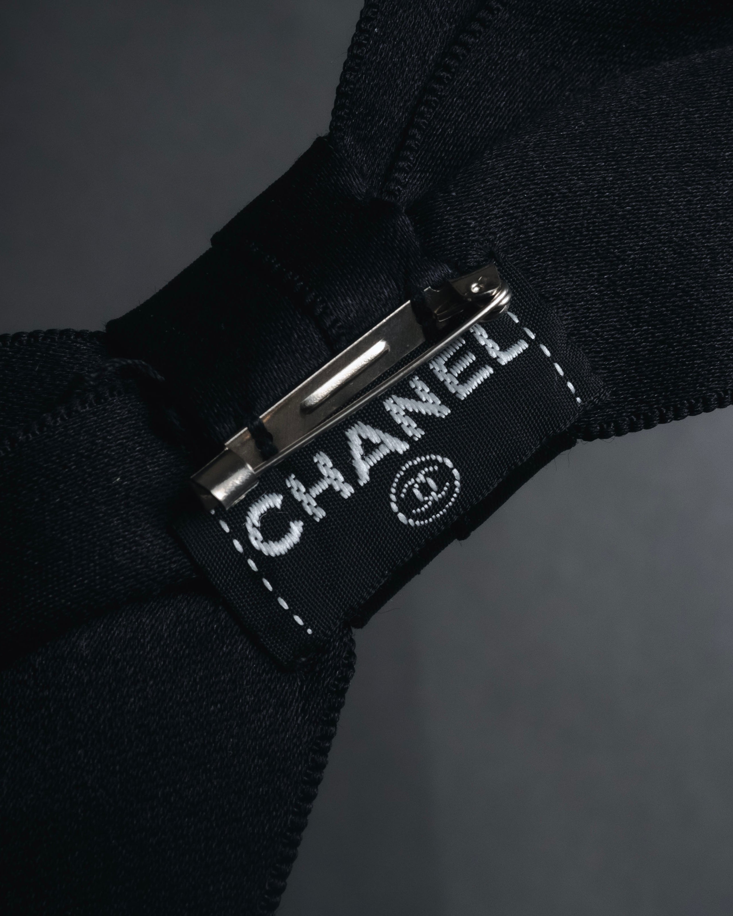 "CHANEL" 90’s black satin and grosgrain ribbon brooch
