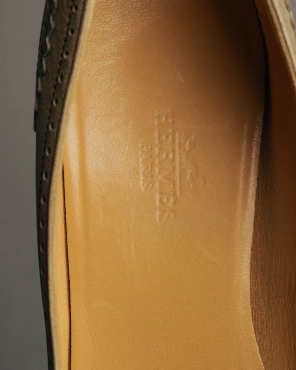 "HERMÈS" 80's-90's Classic bi-color leather tassel brogue pumps