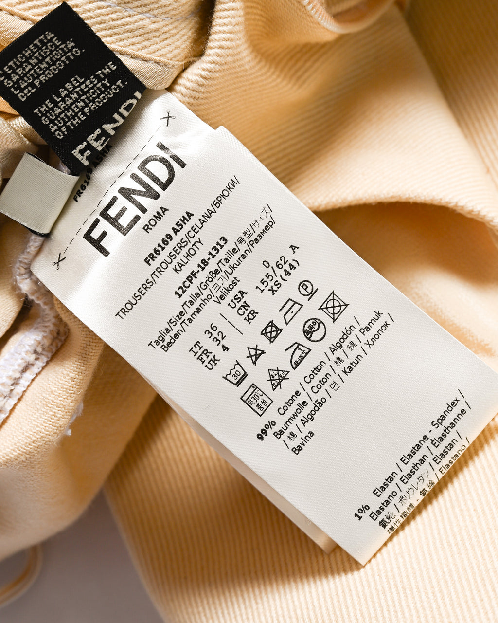 FENDI ROMA表記の内タグと洗濯表示タグを写したカット。IT 36のサイズ表記、コットン99%・エラスタン1%の素材表記を確認できます。