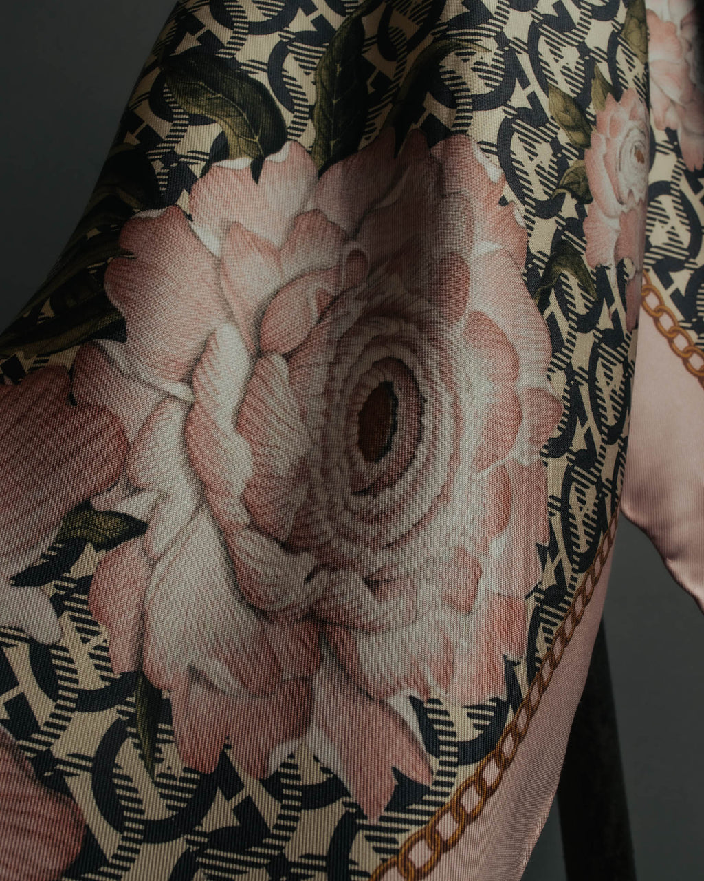 "Salvatore Ferragamo" 90's-00's Elegant floral silk scarf