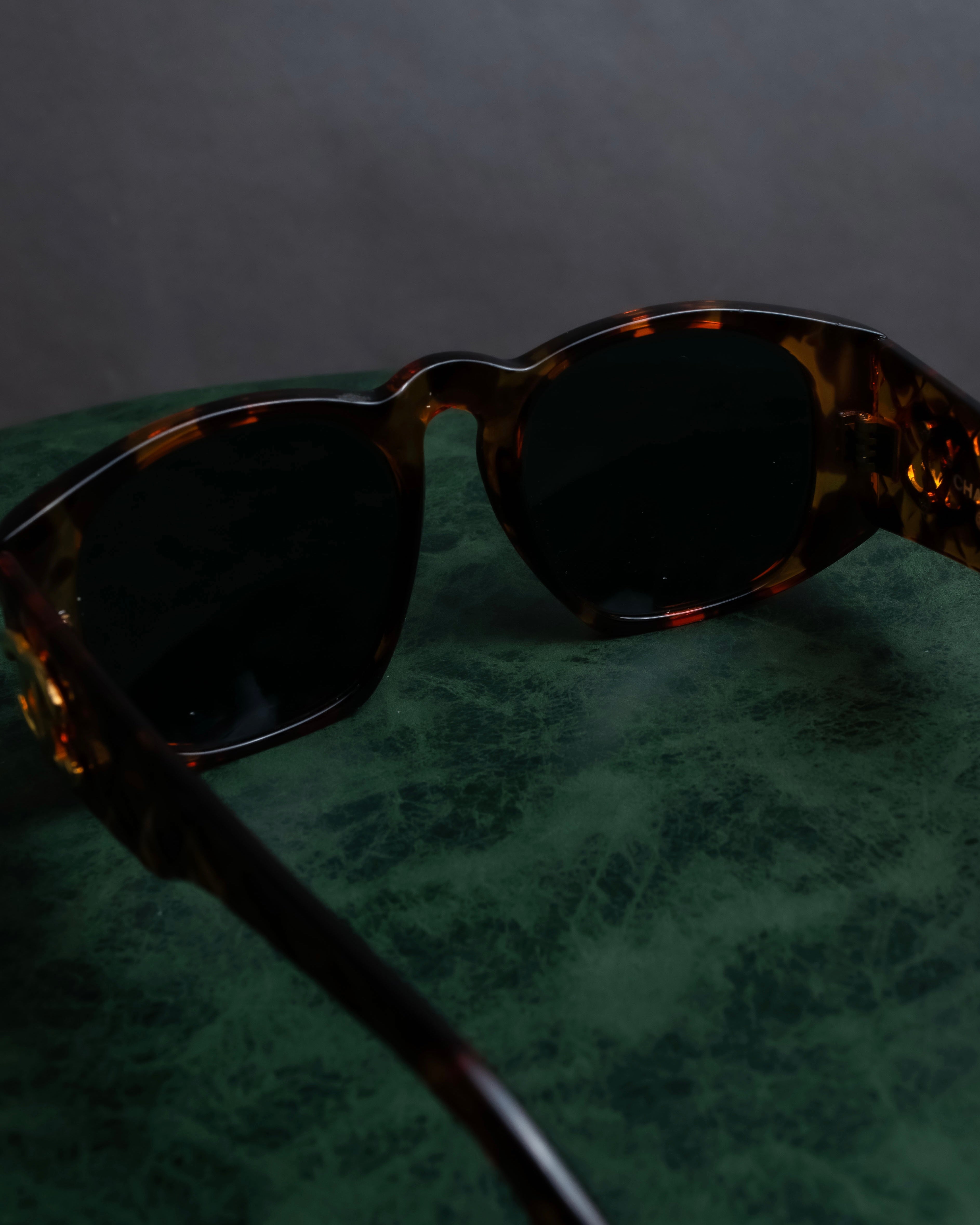 "CHANEL" Tortoiseshell embossed cocomark square sunglasses