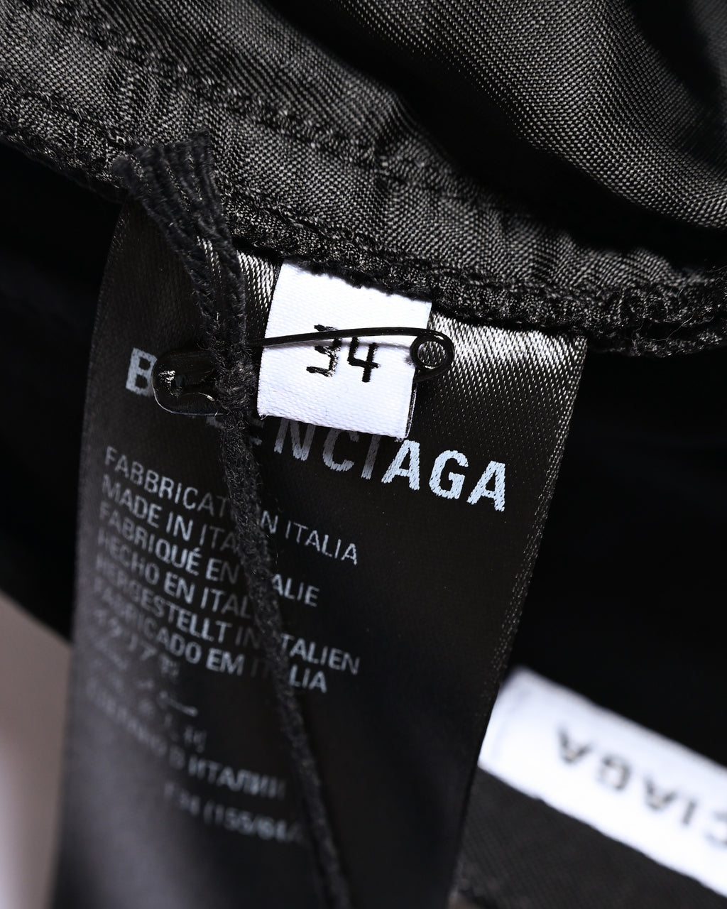 ウエスト内側に配された「BALENCIAGA」タグと、サイズ表記「34」を捉えたタグカット。タグにはメイド・イン・イタリーの表記も確認できます。