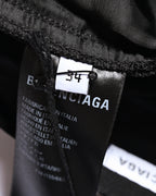ウエスト内側に配された「BALENCIAGA」タグと、サイズ表記「34」を捉えたタグカット。タグにはメイド・イン・イタリーの表記も確認できます。