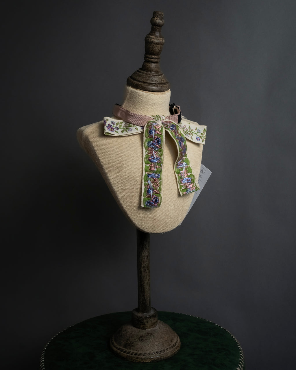 -MOOD Christmas Collections-
"GUCCI" Michele period delicate floral embroidered ribbon tie