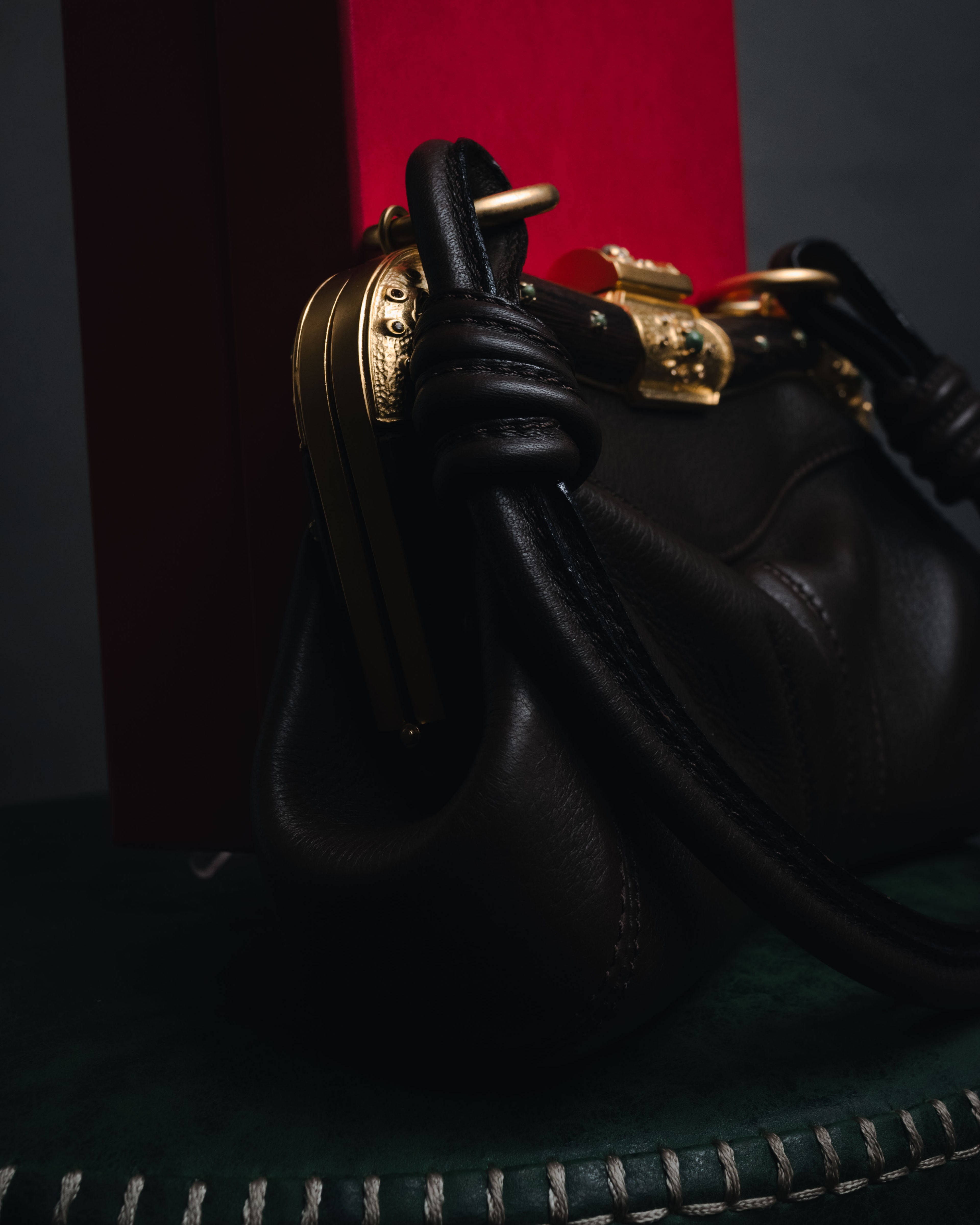 –SPECIAL– "VALENTINO GARAVANI"
00’s Jeweled frame leather bag