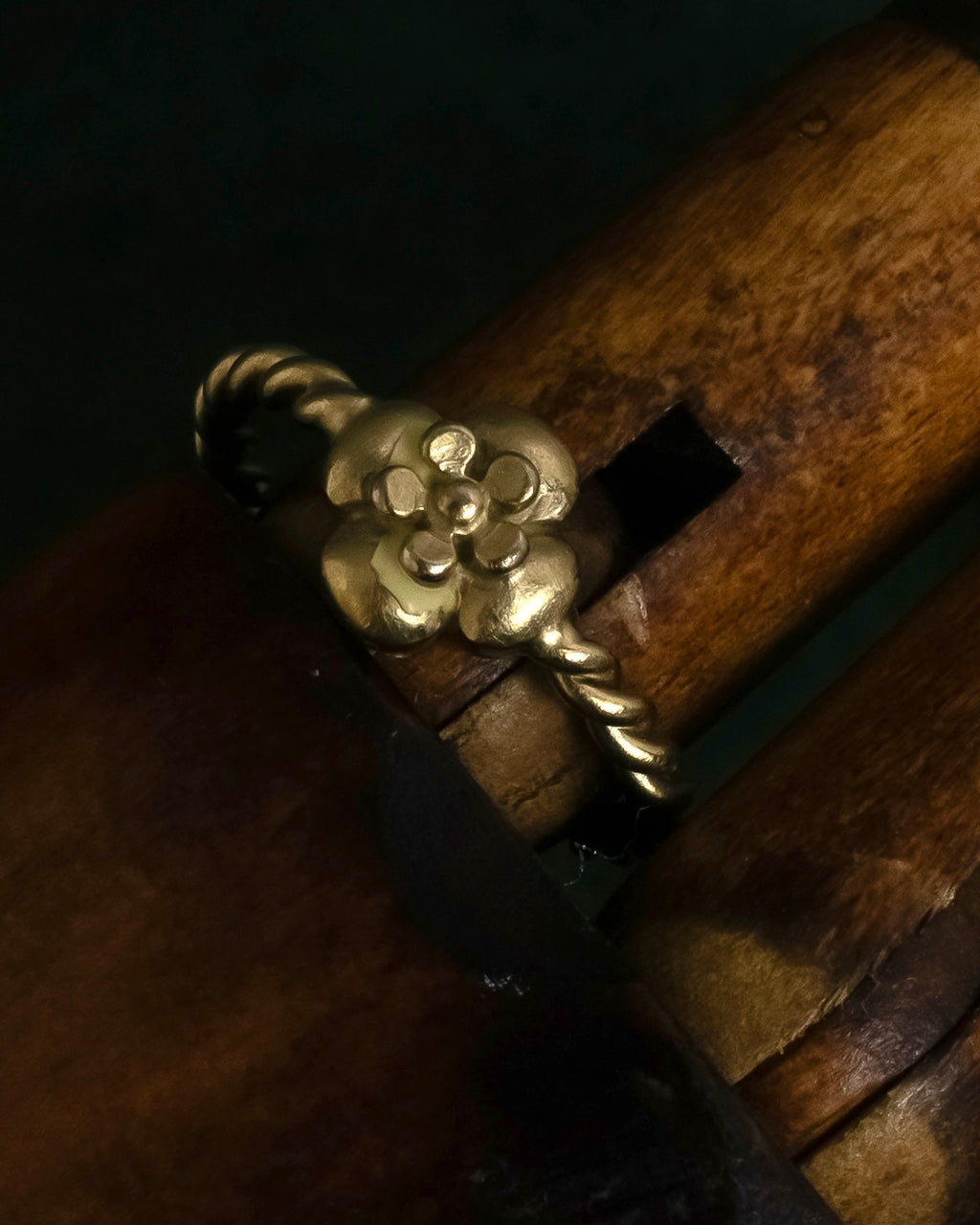 "CHANEL" 99AW Flower motif design twist arm ring