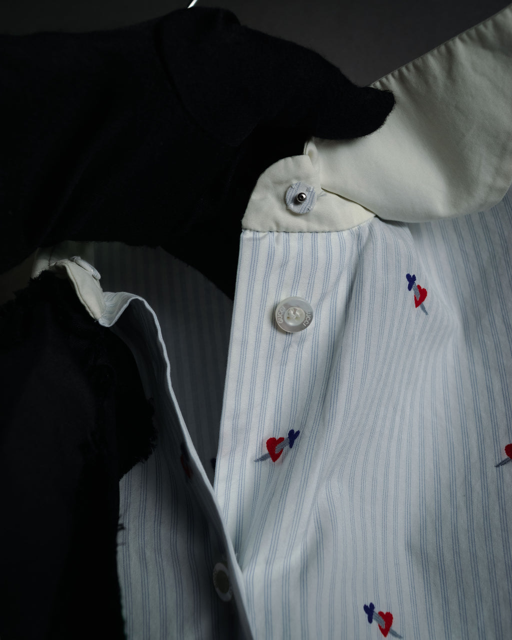 “GUCCI” 2017 heart and dagger embroidered bow tie shirt