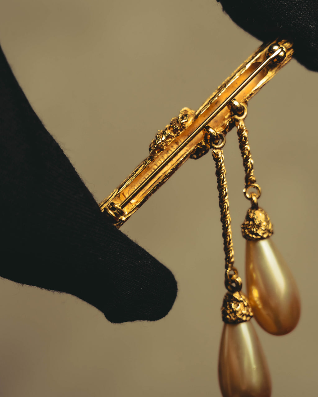 "CHANEL" 70's Sculptural faux pearl brooch