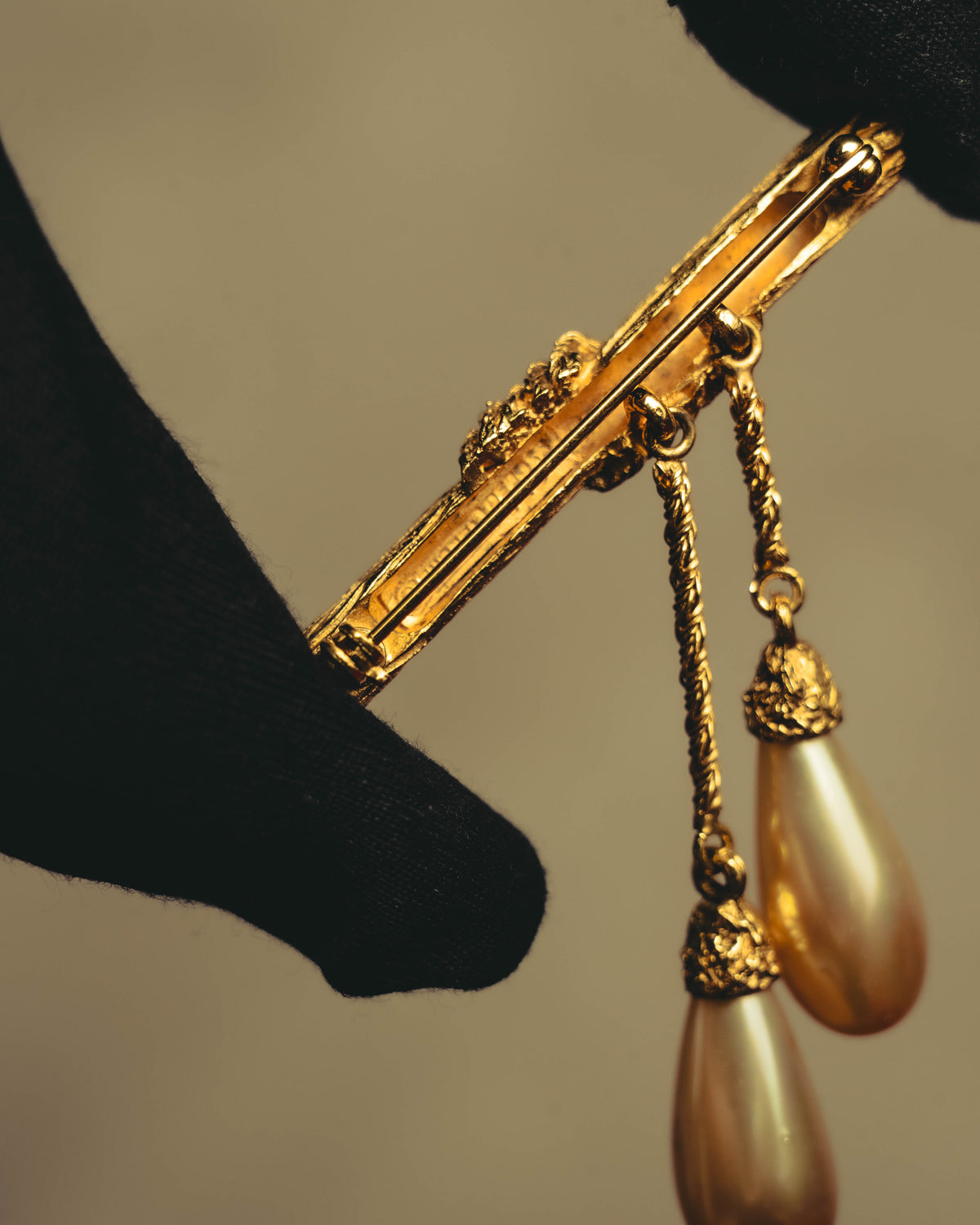 "CHANEL" 70's Sculptural faux pearl brooch