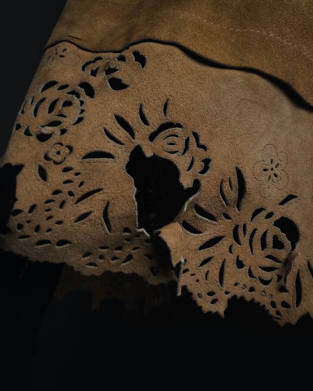 "CECCHI LINEA PELLE" 90’s Suede leather floral cutwork hem skirt