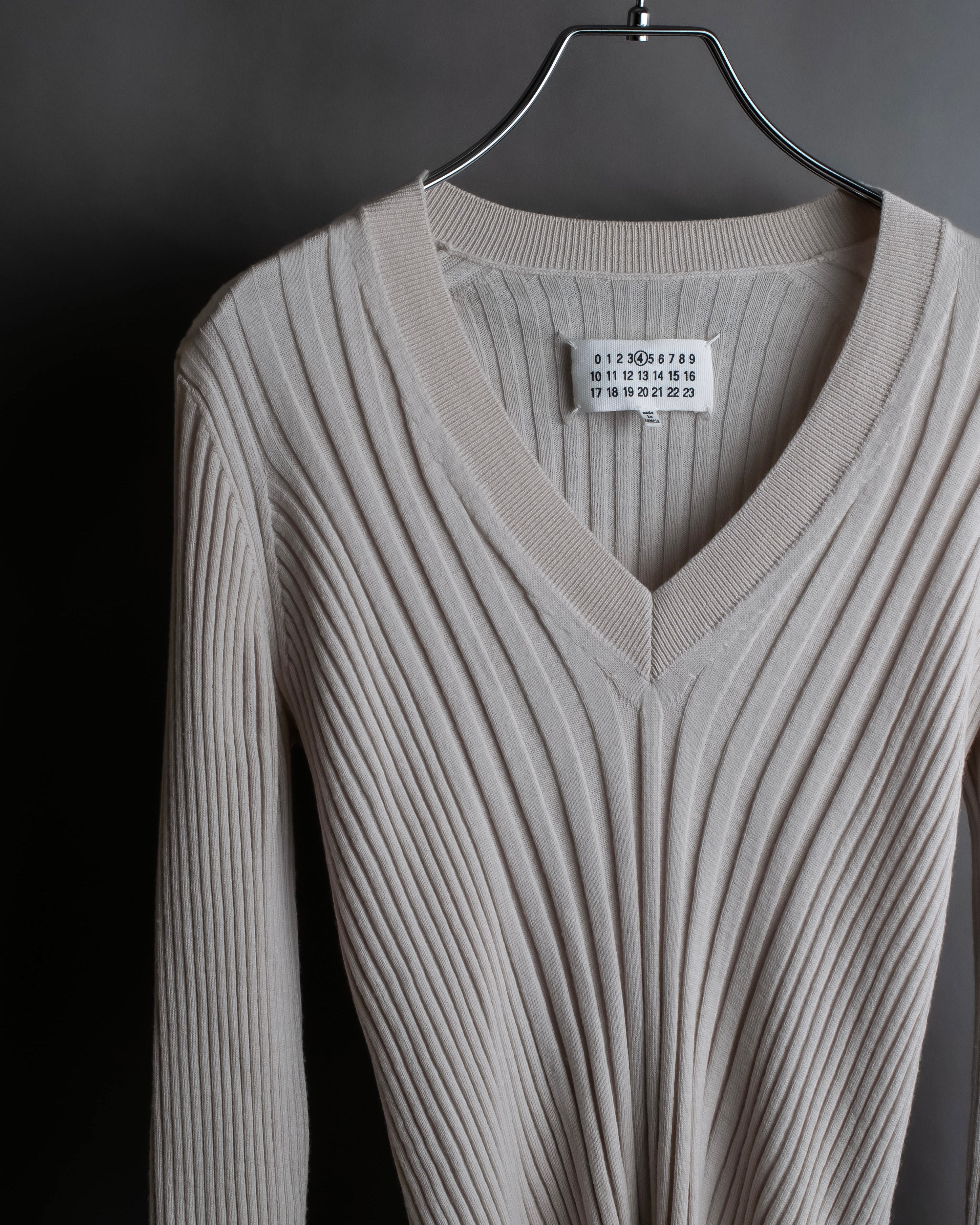 "MAISON MARGIELA" 18AW Ribbed shaped V-neck knit