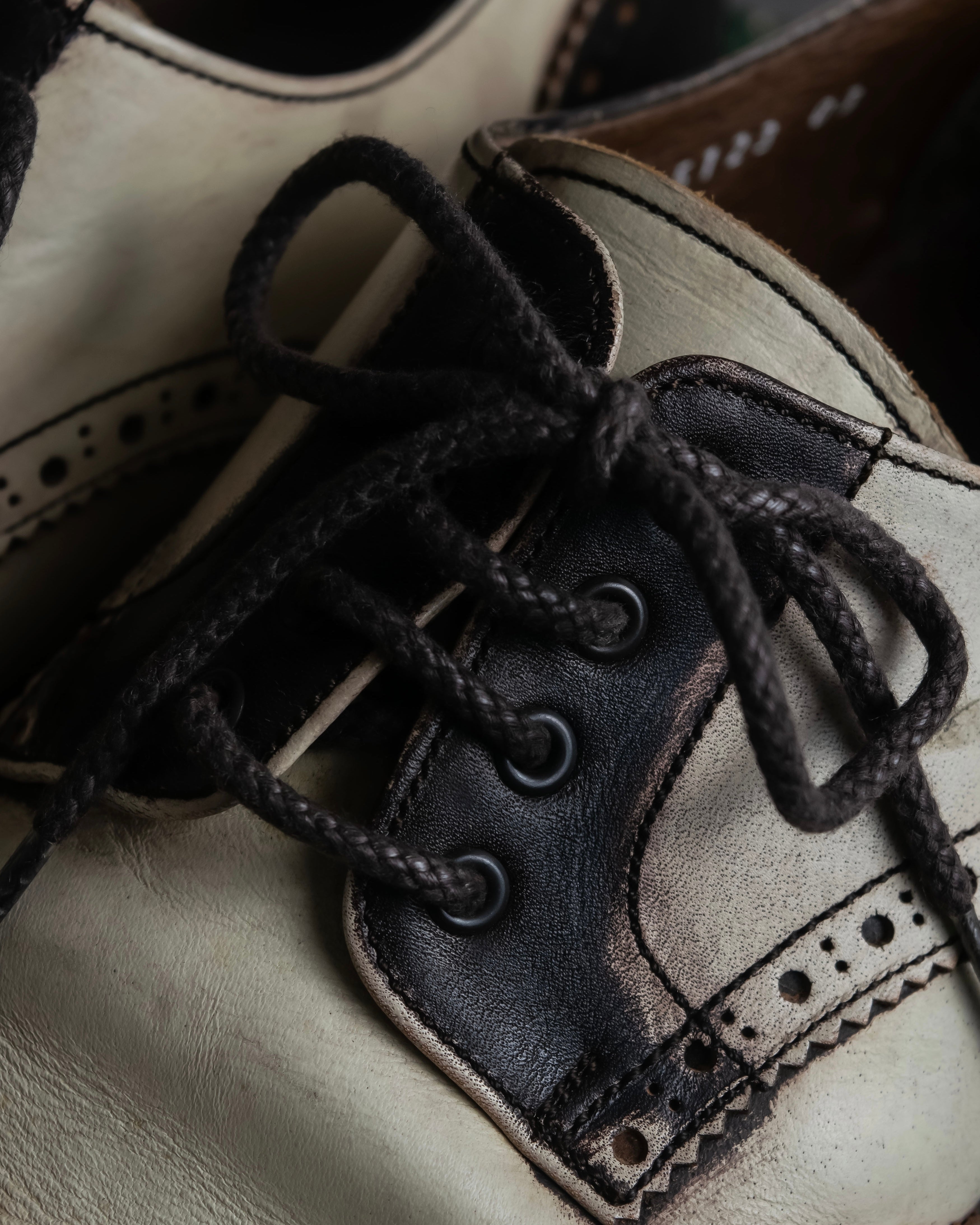 "ISSEY MIYAKE" Fade color wingtip leather shoes