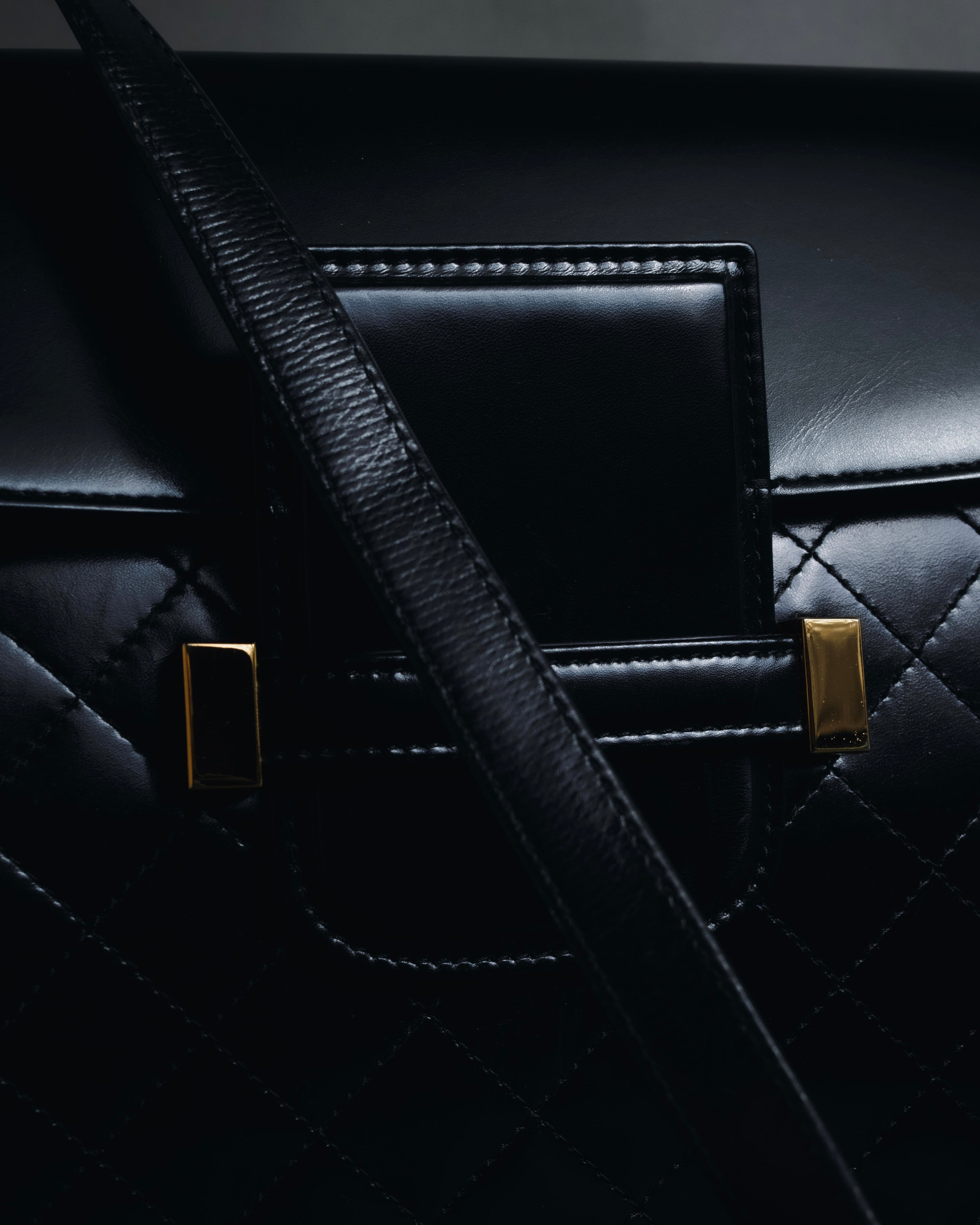 Bolso de cuero con diseño acolchado de diamantes de Yves Saint Laurent de los años 80-90