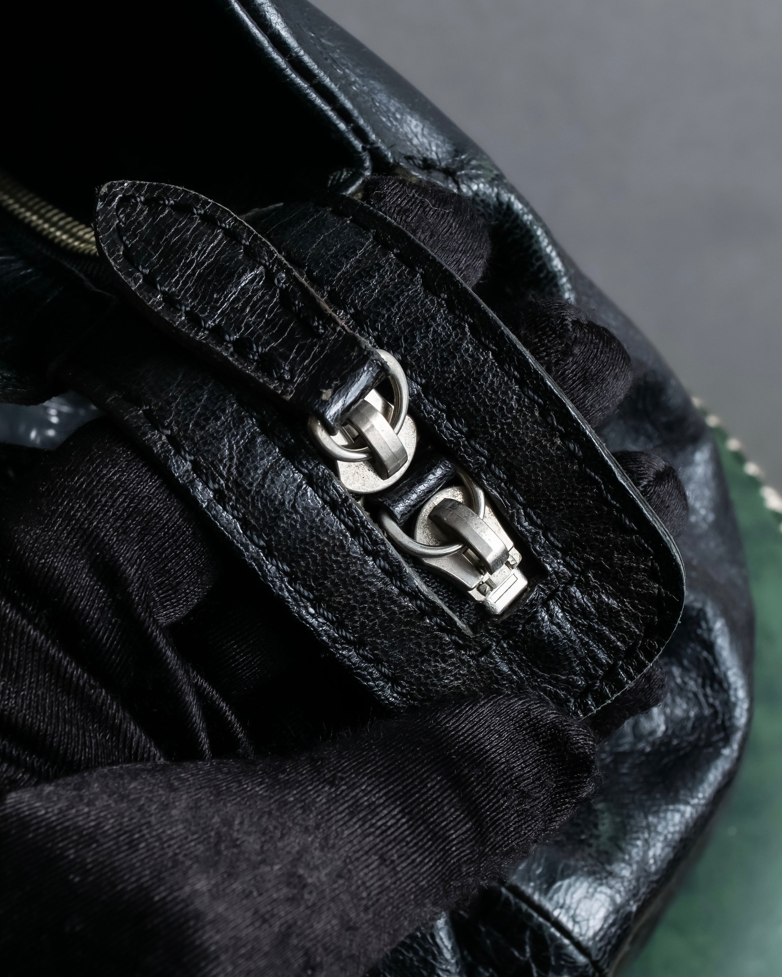 "tricot COMME des GARCONS" 
Flap pocket metal parts design leather hand bag