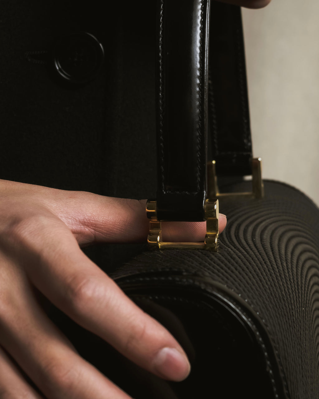 Bolso de mano estructurado de cuero con costura en relieve de los años 80-90 de Tiffany & Co.