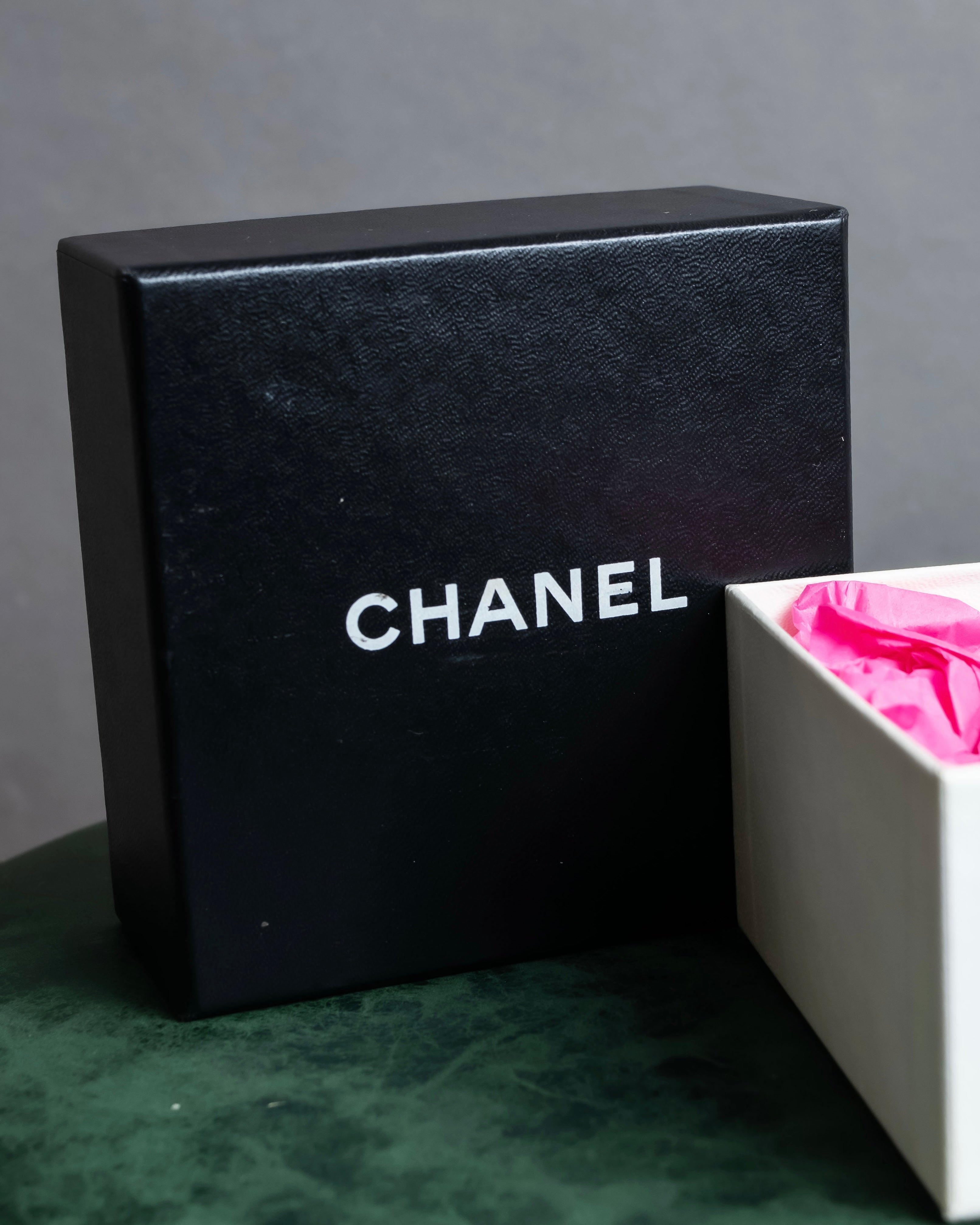 CHANEL (シャネル) - ココマーク バングル - ホワイト - バイカラー CHANEL (シャネル) - ココマーク バングル - ホワイト - バイカラー