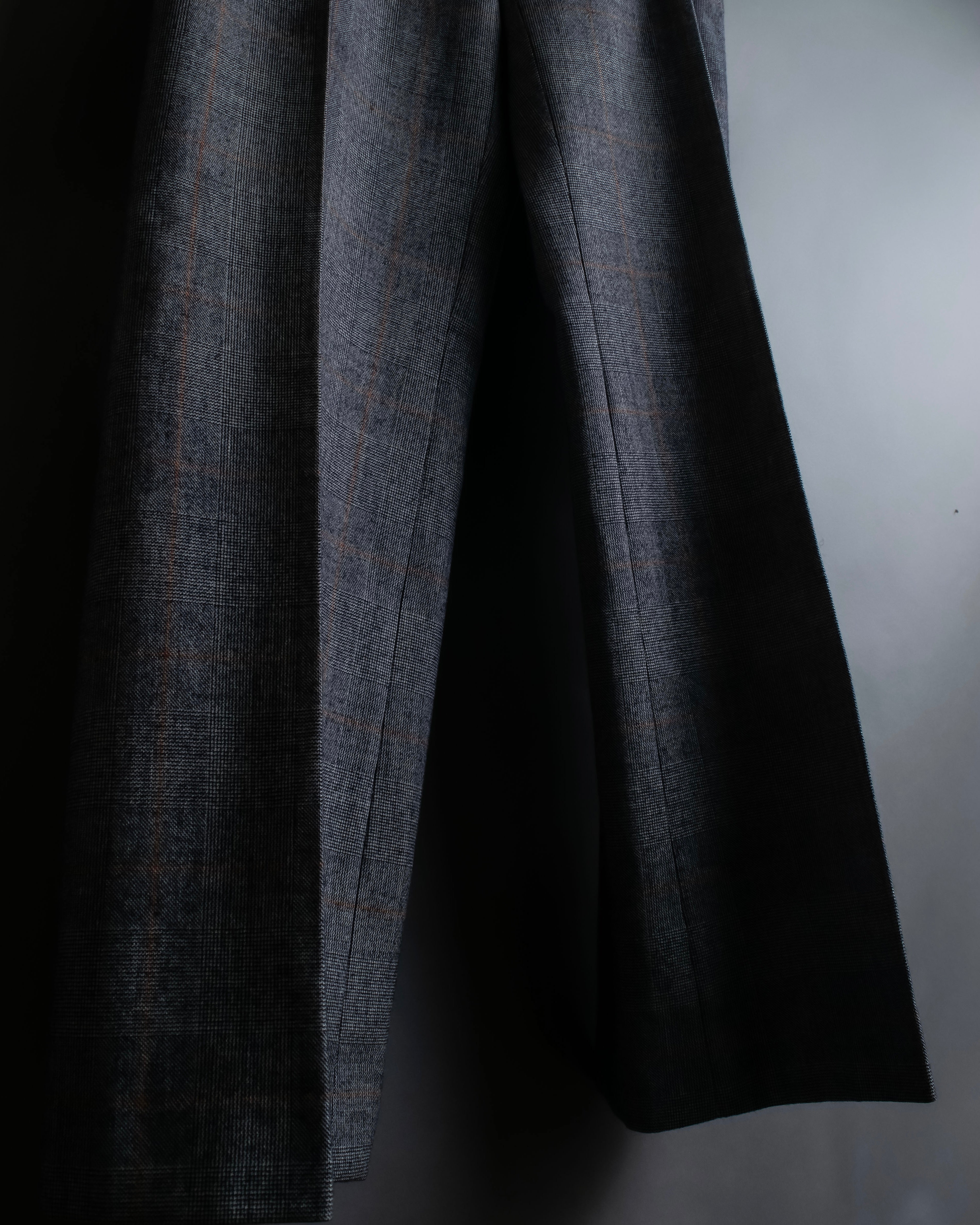 Pantalones vintage con detalle de botones, ventana de estampado a cuadros