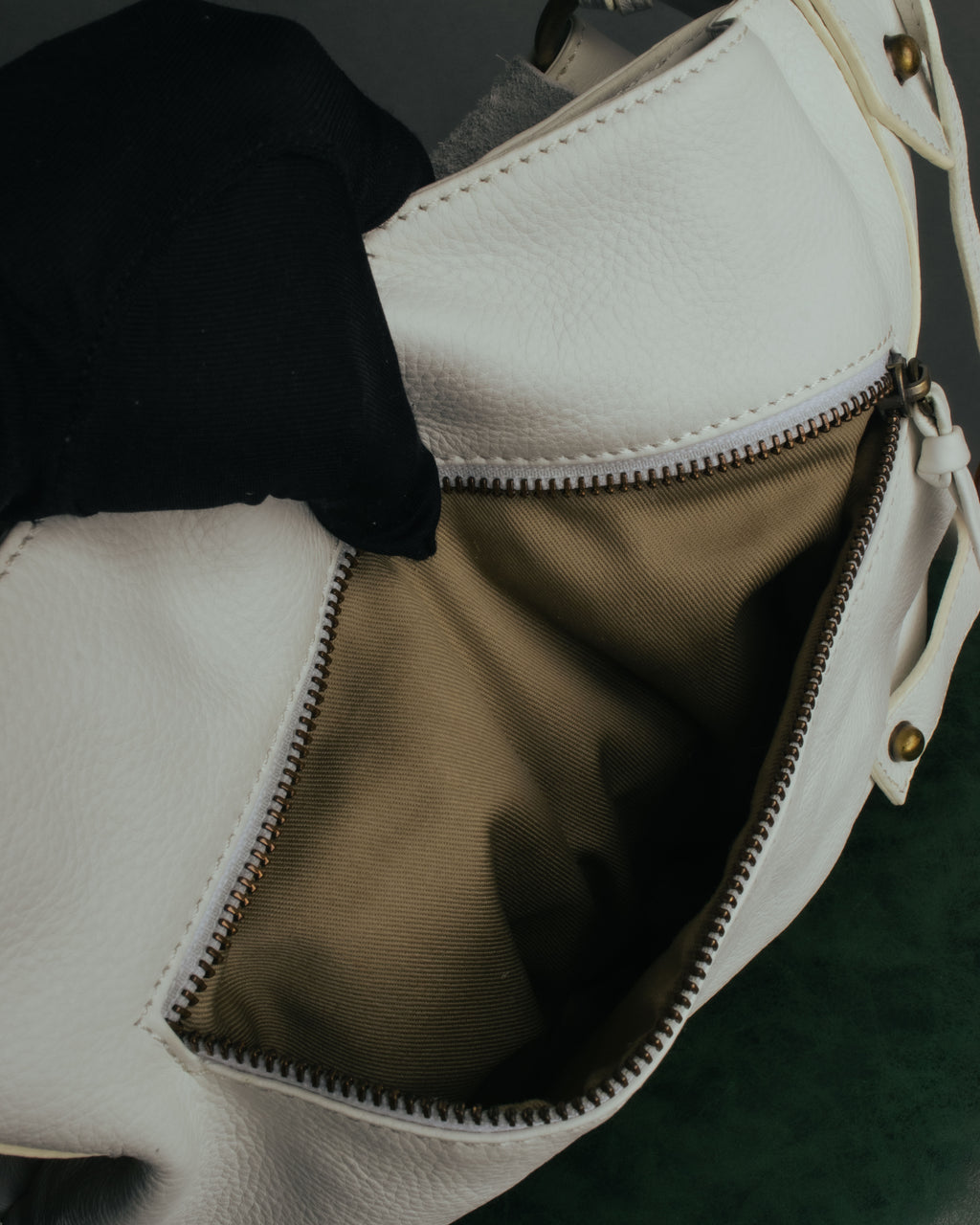 -SPECIAL- “Yves Saint Laurent” 2004-2011 Pilati era bow leather shoulder bag