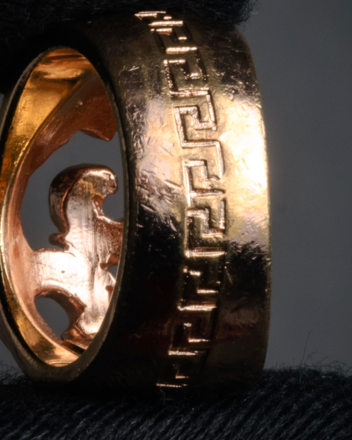 “GIANNI VERSACE” 1985-1995 Baroque scroll gold ring