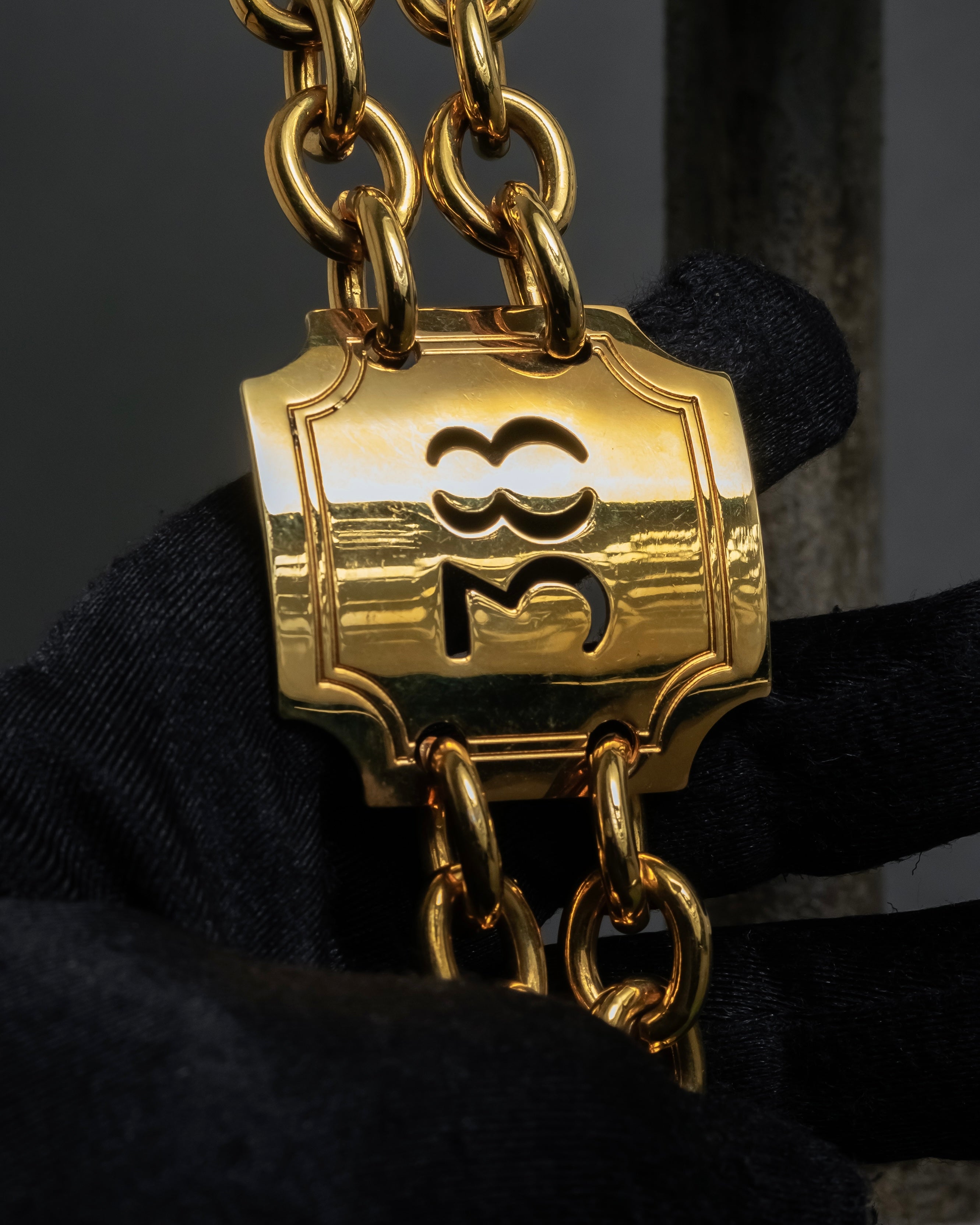 "CELINE" AVENUE MONTAIGNE 38 design gold necklace & belt