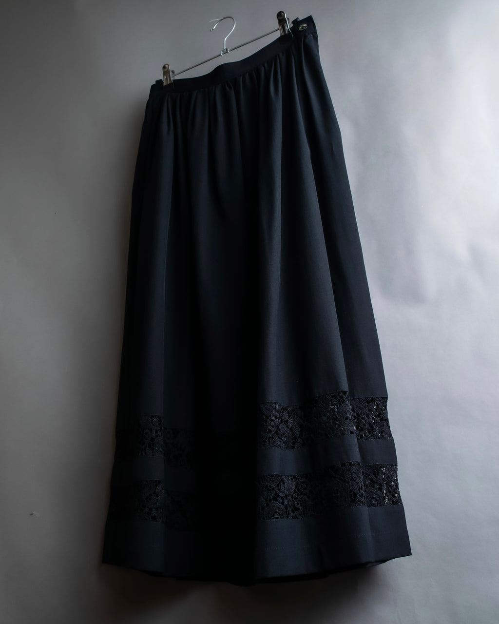 "tricot COMME des GARCONS"  Lace design at hem flare skirt