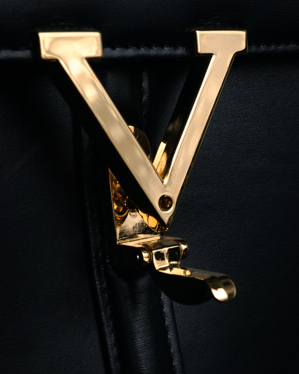 “VALENTINO GARAVANI” 80’s-90’s V clasp top handle bag