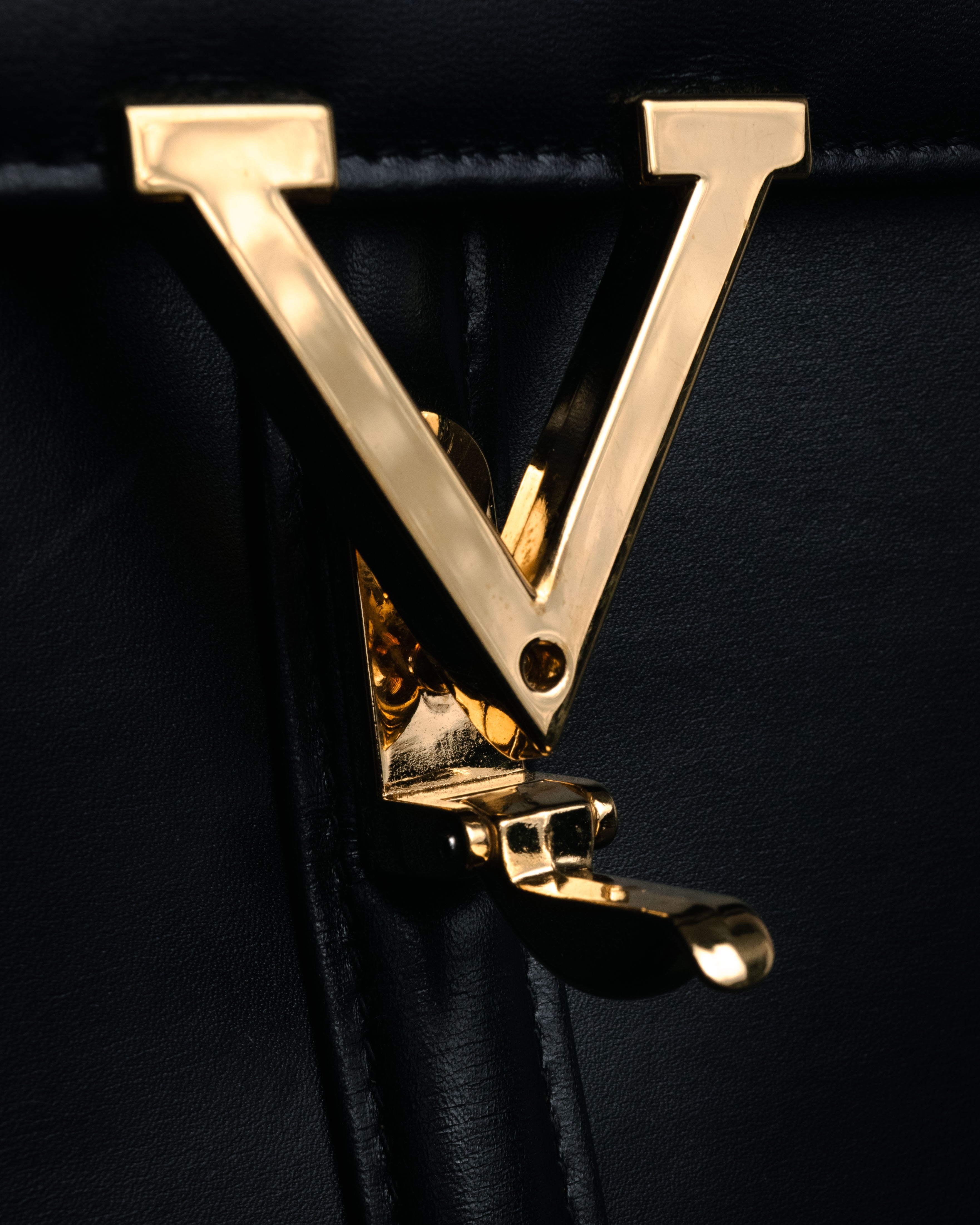 “VALENTINO GARAVANI” 80’s-90’s V clasp top handle bag
