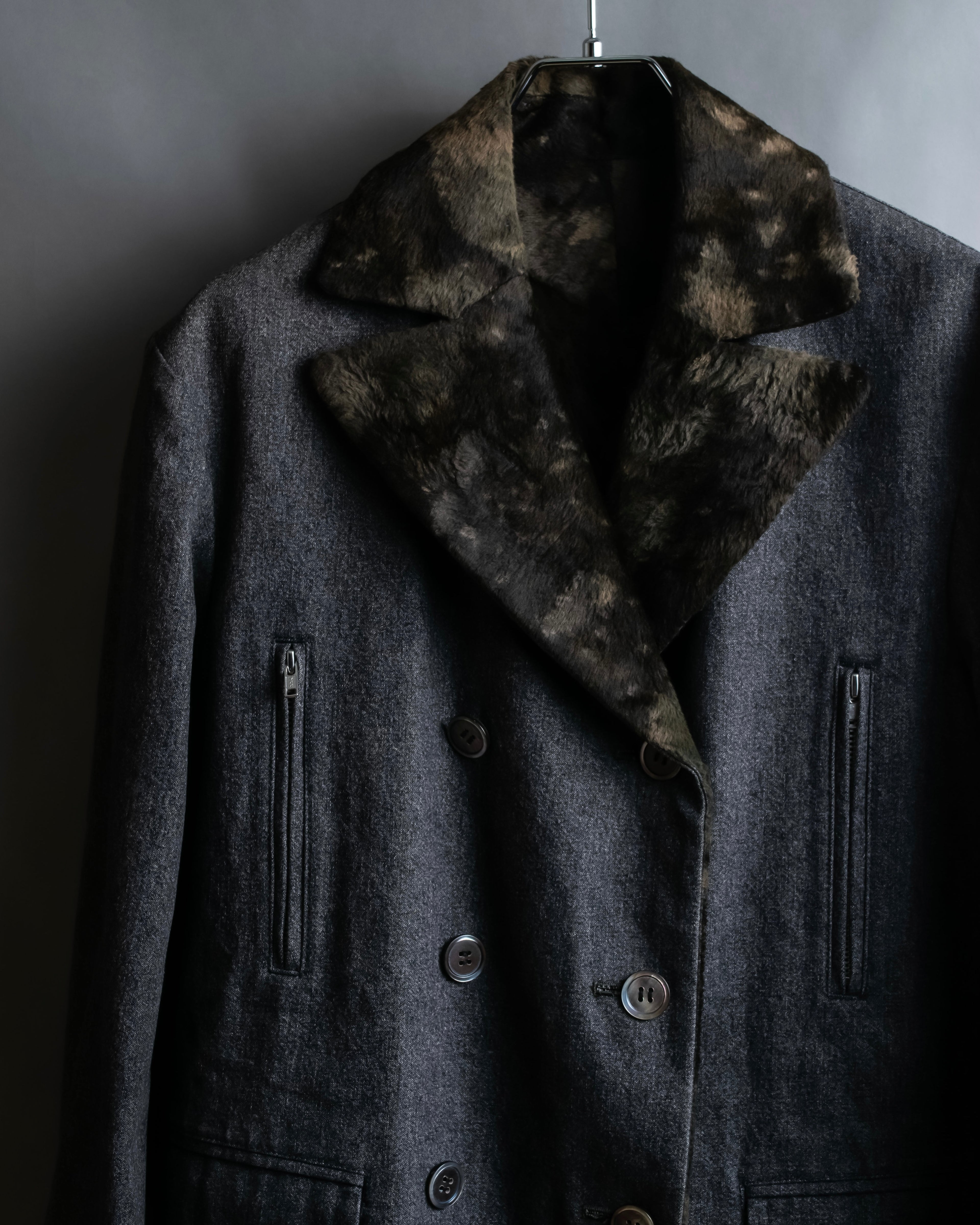 "tricot COMME des GARCONS" 
Double-breasted reversible fur tailored coat