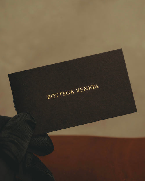 BOTTEGA VENETAのロゴが箔押しされた、旧来のダークブラウン系パッケージを捉えたカット。